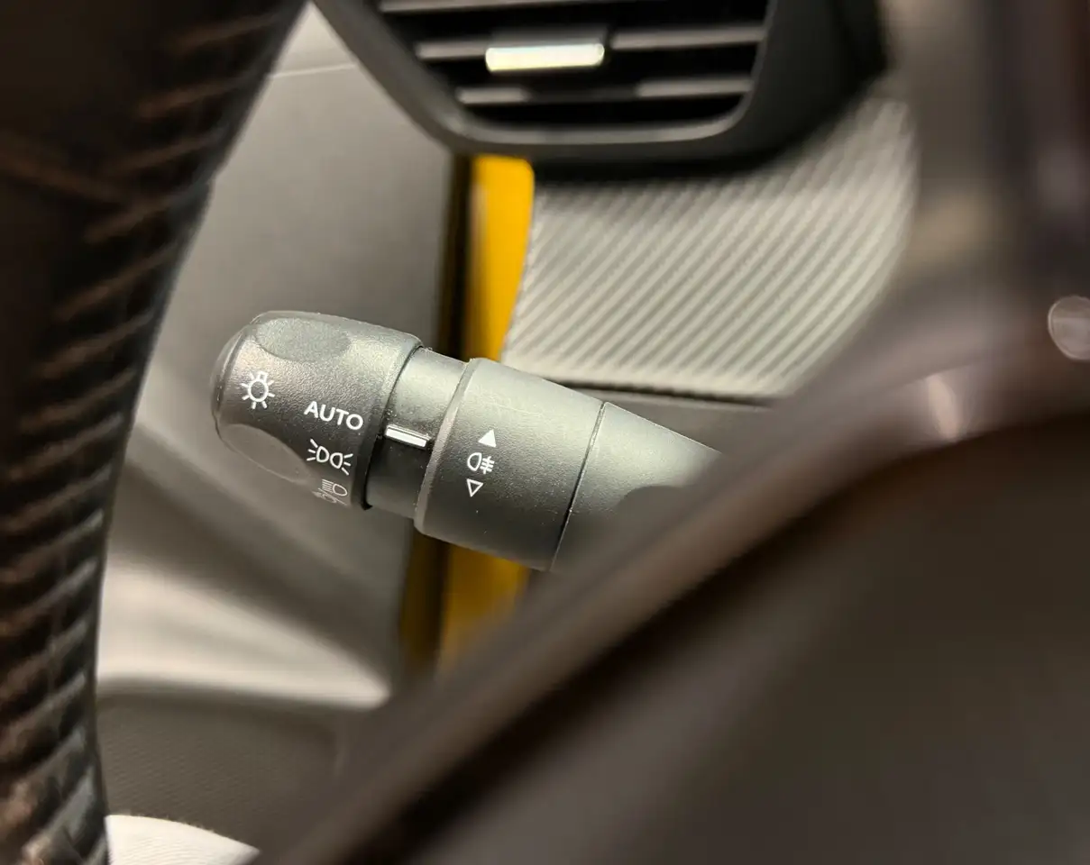 Peugeot 208 208 — photo 33