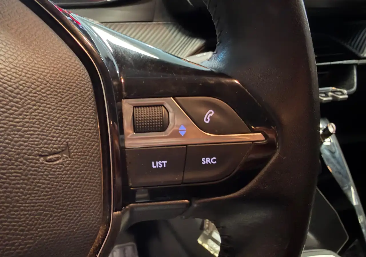 Peugeot 208 208 — photo 36