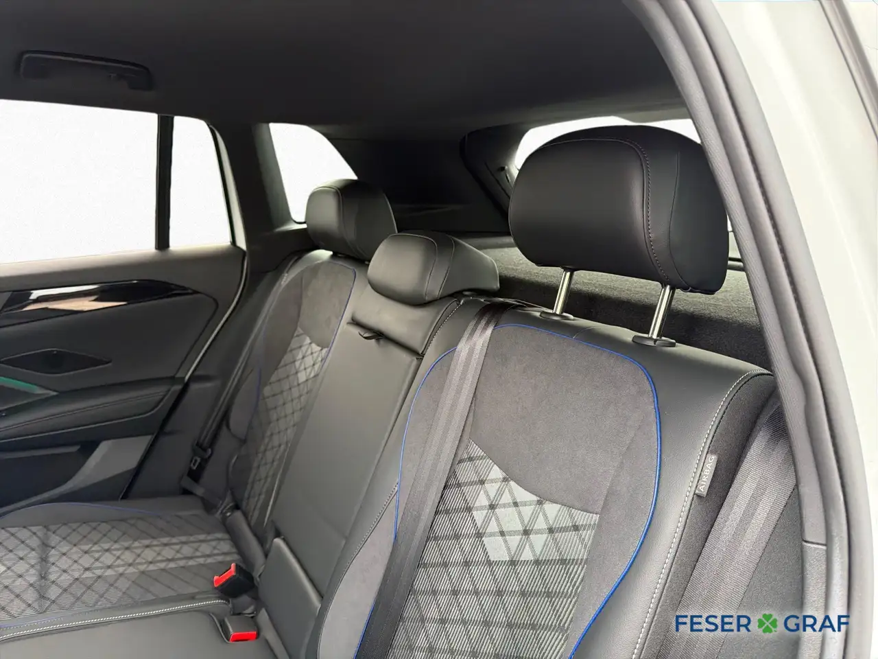 Volkswagen Tiguan 2.0 TDI DSG R-Line BLACK IQ.LIGHT 17