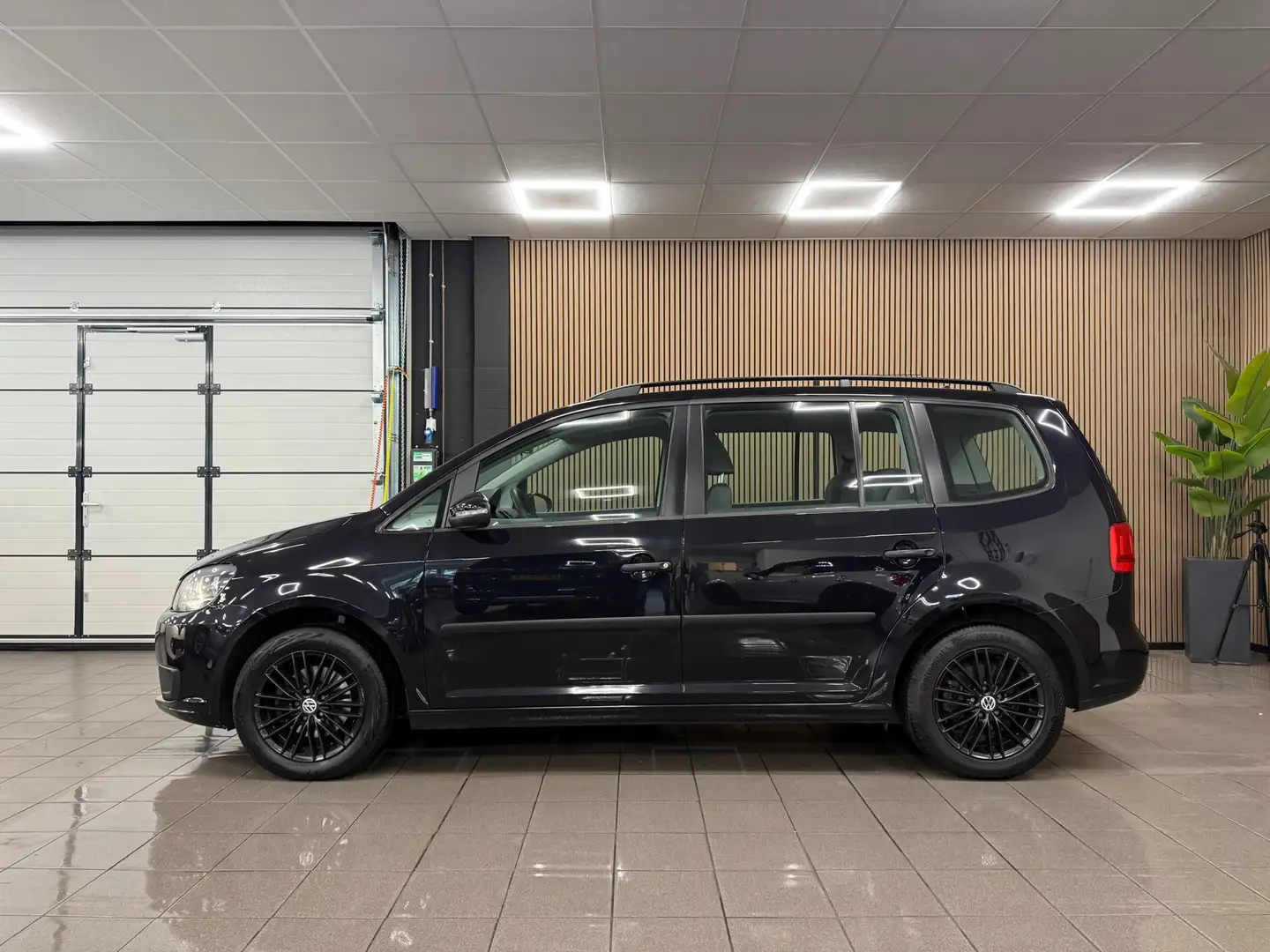 Volkswagen Touran 1.2 TSI BlueMotion * Navigatie / Parkeersensoren / Noir - 2