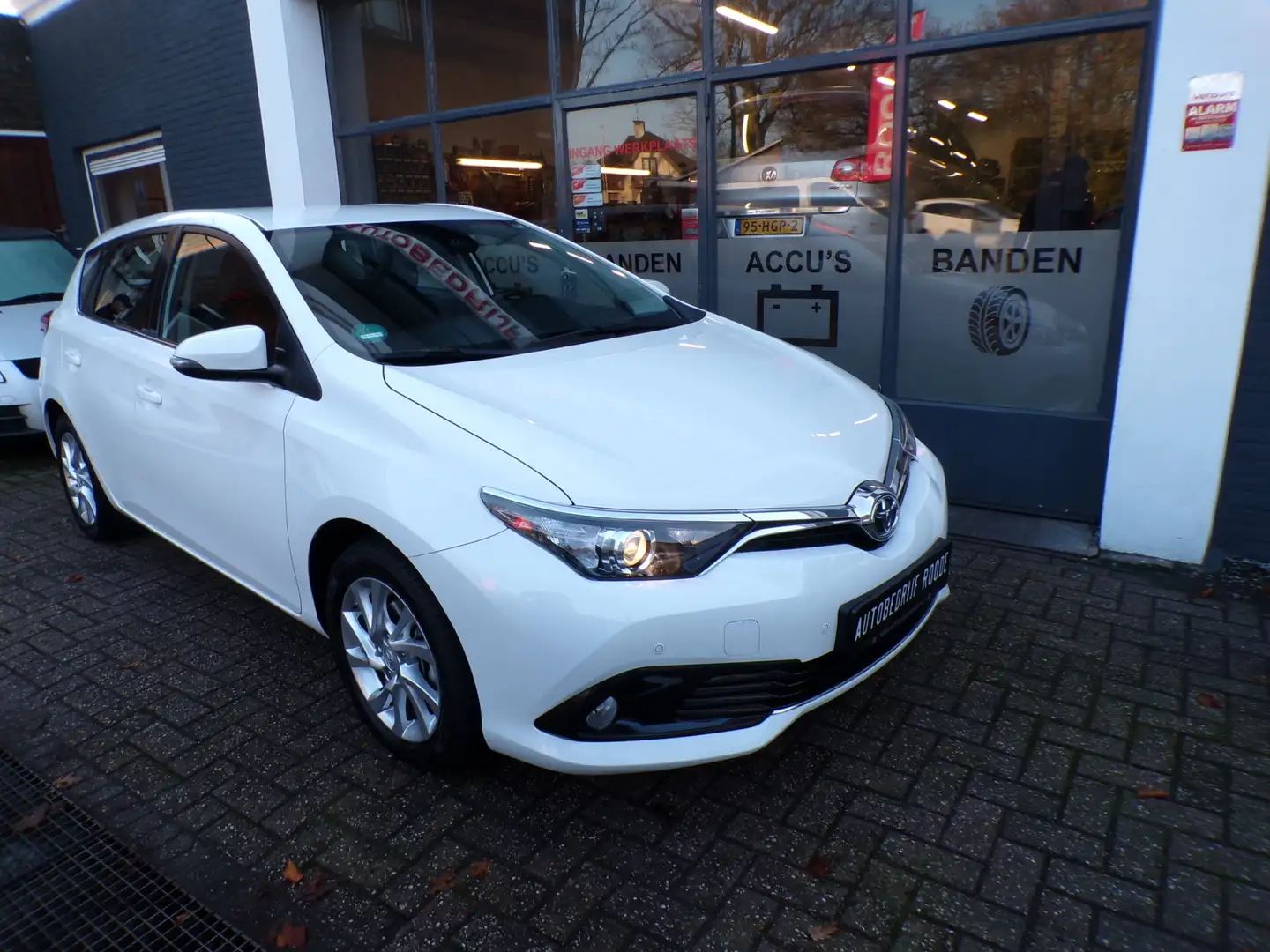 Toyota Auris 1.2T 5-Drs Nieuw 5.000 Km ! NIEUW !!! AIRCO ,CAMER Wit - 2