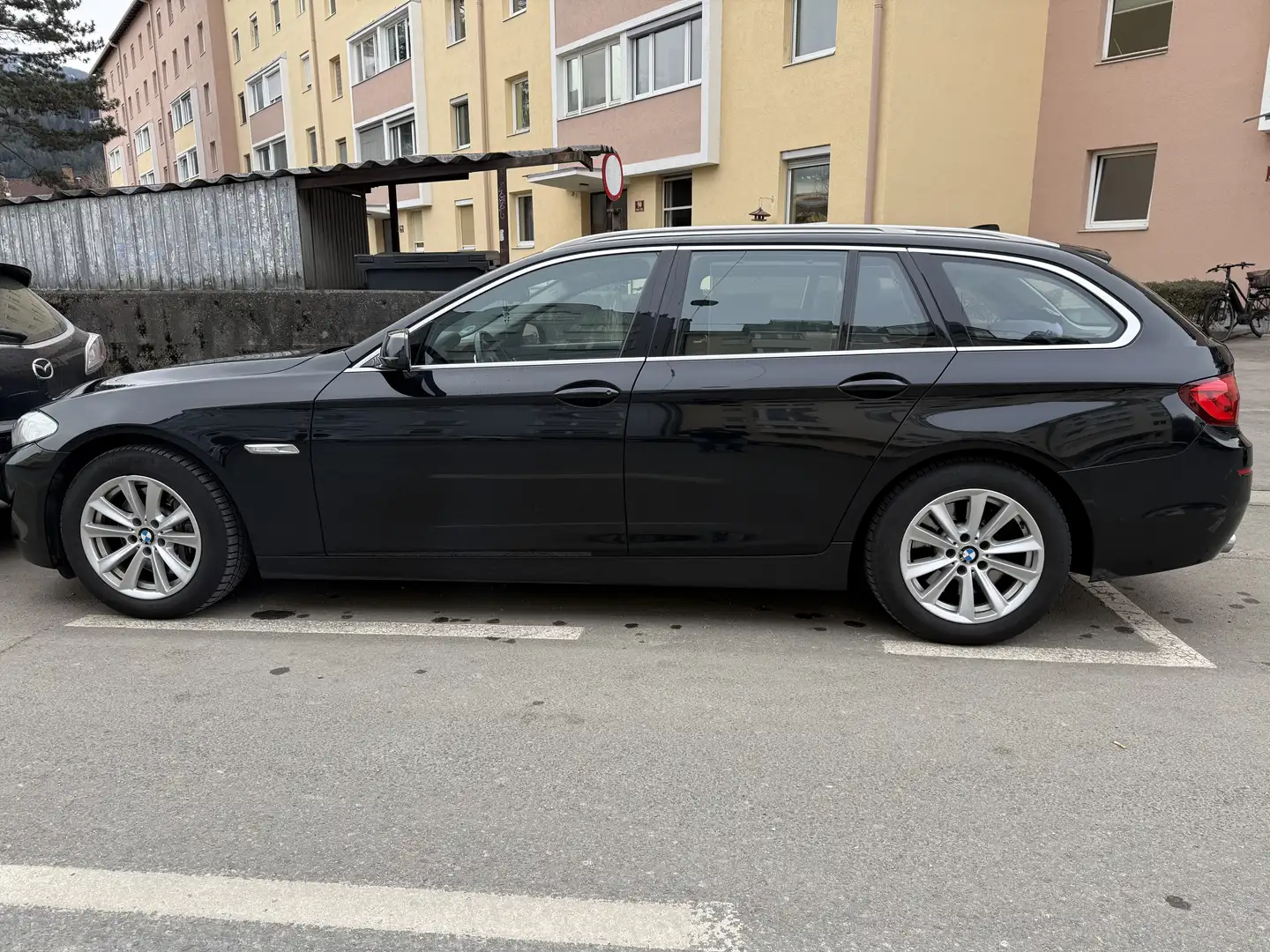 BMW 530 530d xDrive Touring Aut. Schwarz - 2