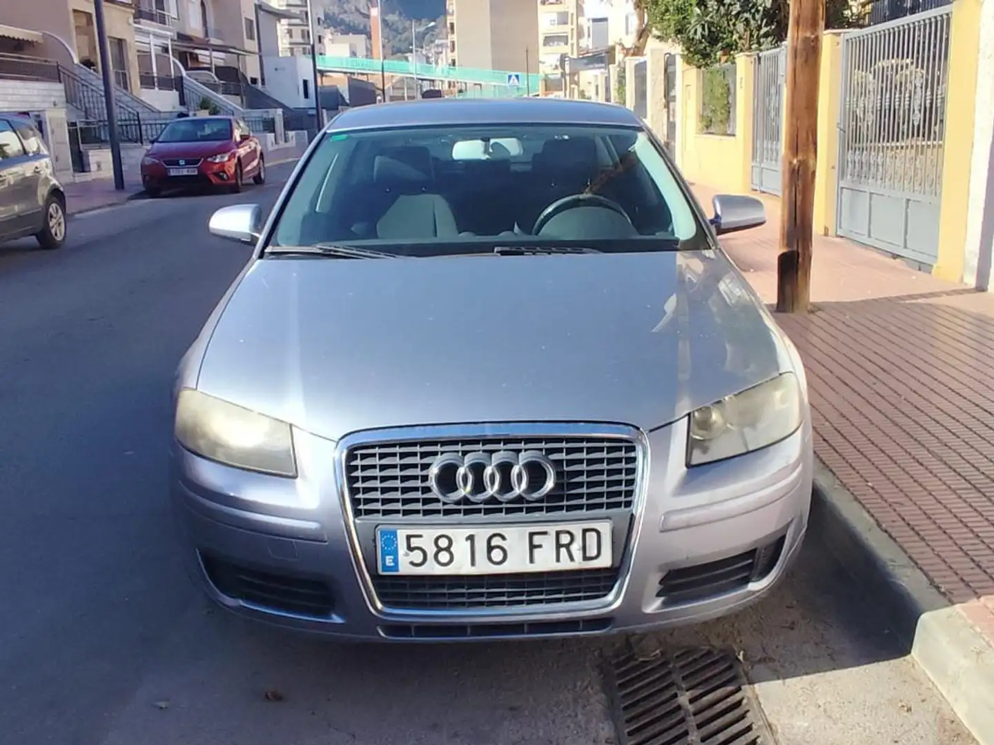 Audi A3 Sport Back 105 CV automático diesel aire acond Gris - 2
