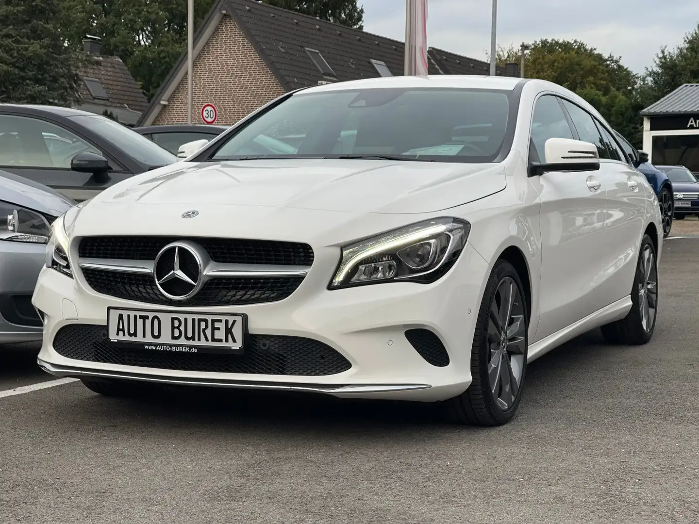 Mercedes-Benz CLA 180 7G-DCT Urban LED COMAND AHK CarPlay Blanc - 2