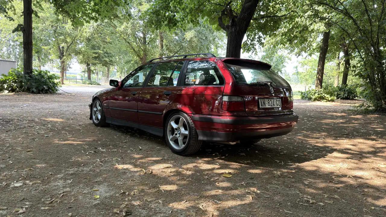 BMW 320i Touring, foto 3