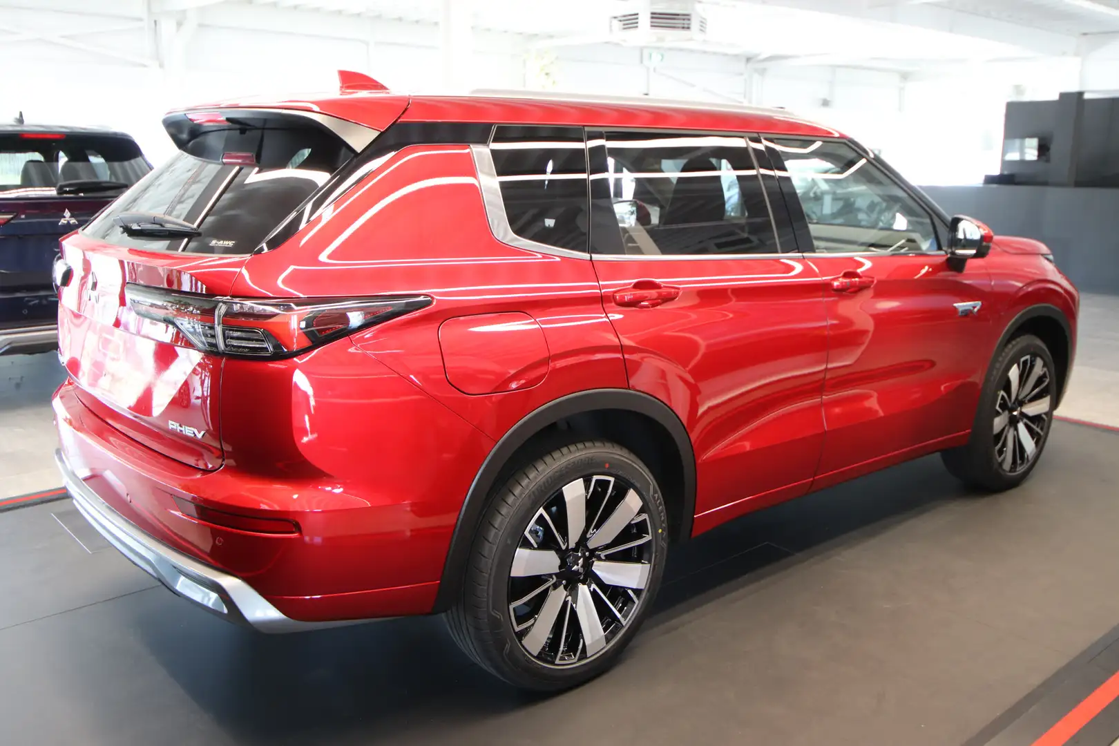 Mitsubishi Outlander 2.4 PHEV Instyle Rijklaarprijs nu € 58.390,- Nieuw Rouge - 2