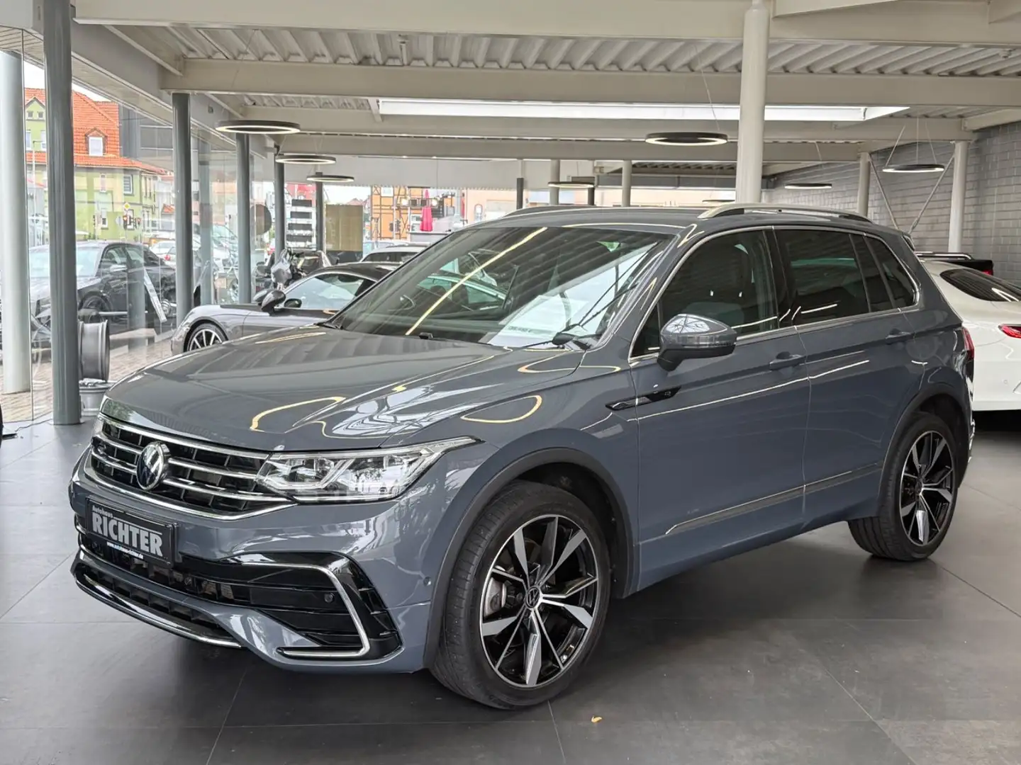 Volkswagen Tiguan R-Line 4Motion Matrix Kamera ACC 1.Hand Grau - 1