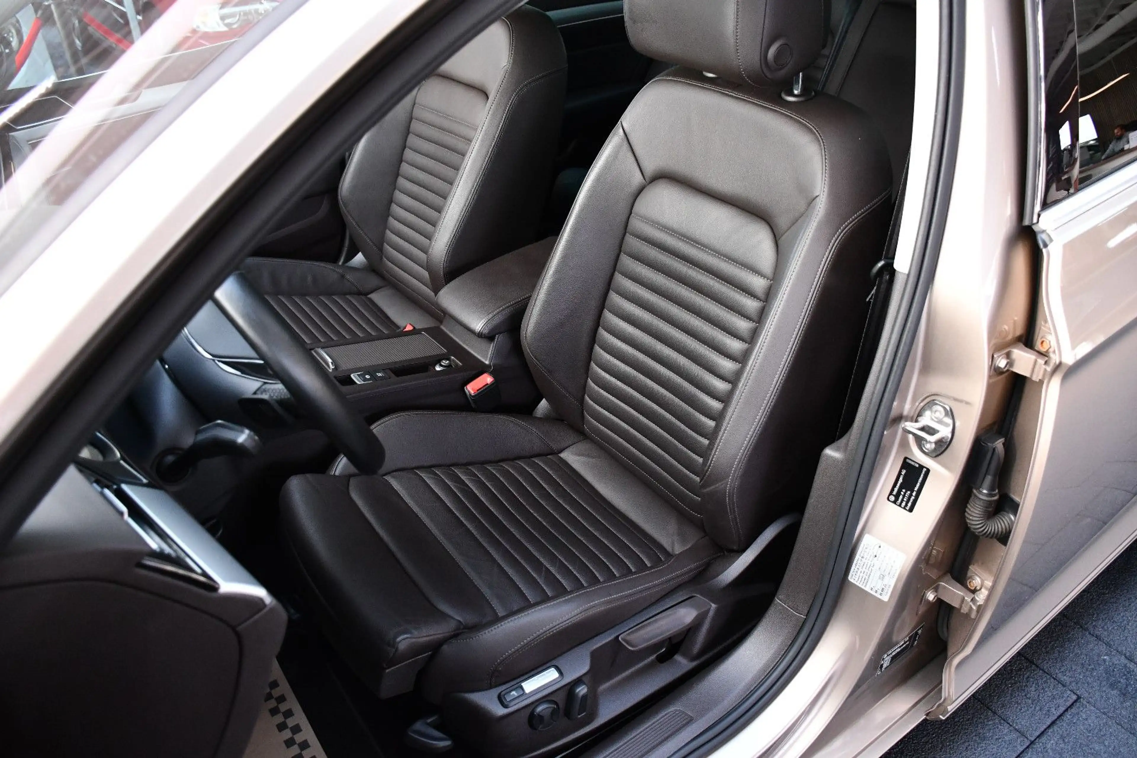 Volkswagen Passat Lim. Aut. Comfortline Navi Leder 21tkm! — photo 10