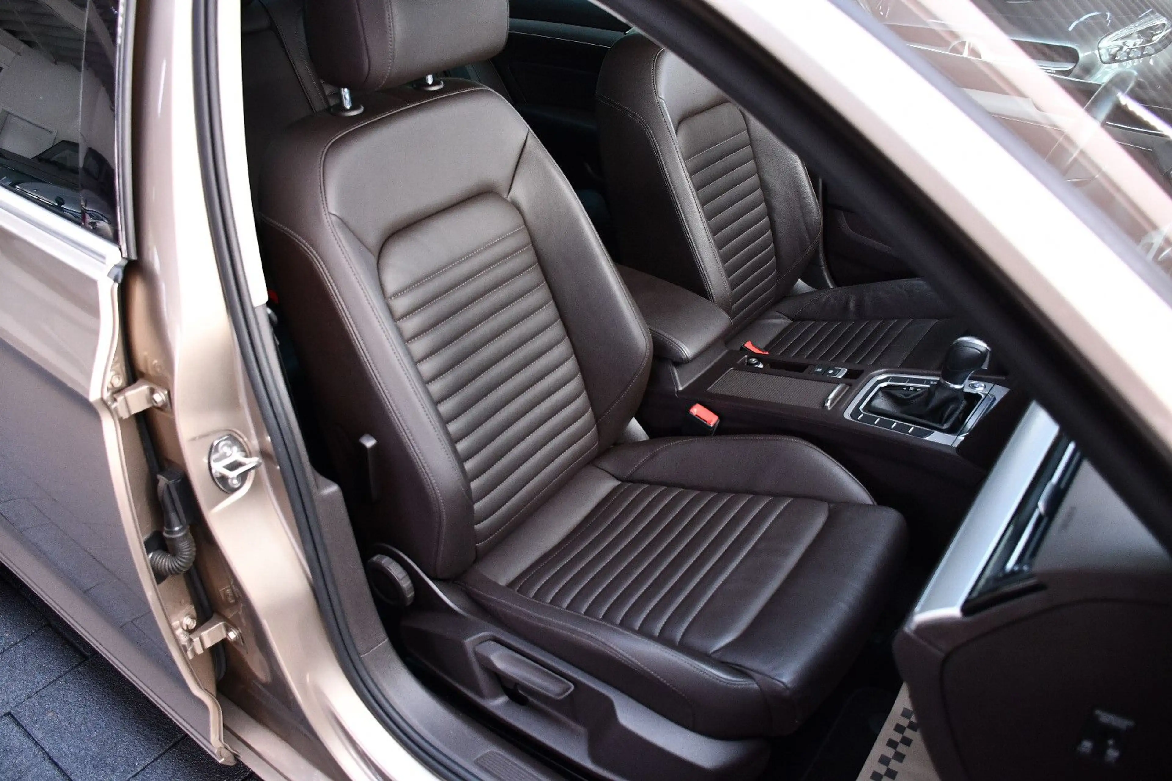 Volkswagen Passat Lim. Aut. Comfortline Navi Leder 21tkm! — photo 14