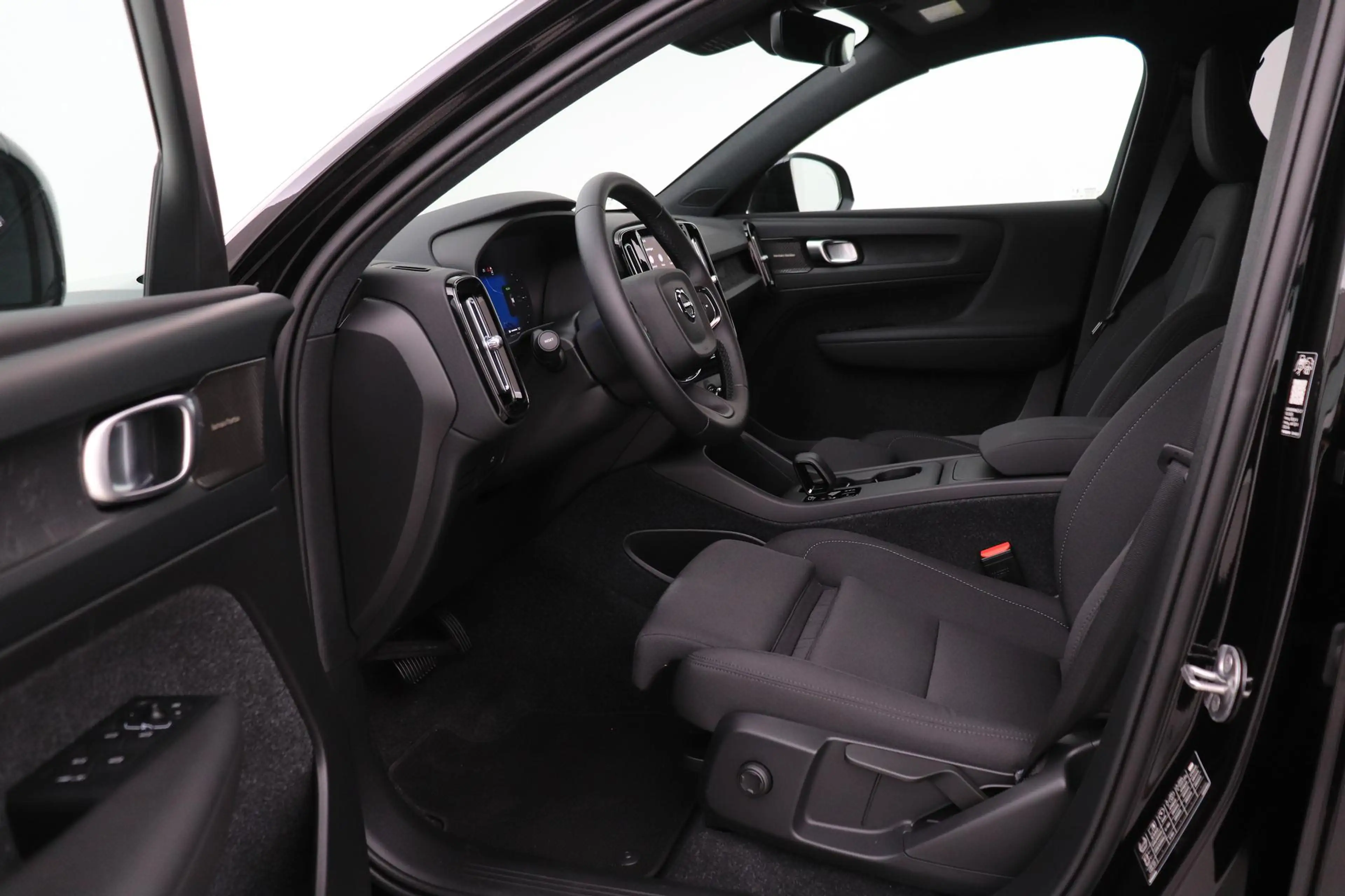 Volvo EX40 Single Motor Extended Range Plus Black Ed. 82 kWh — photo 3