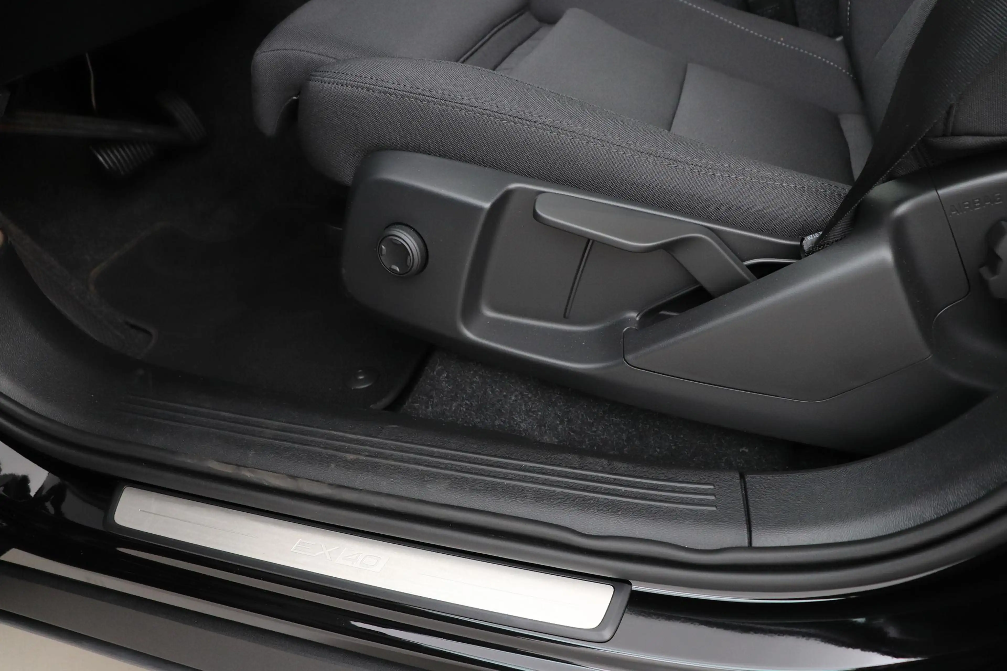 Volvo EX40 Single Motor Extended Range Plus Black Ed. 82 kWh — photo 46