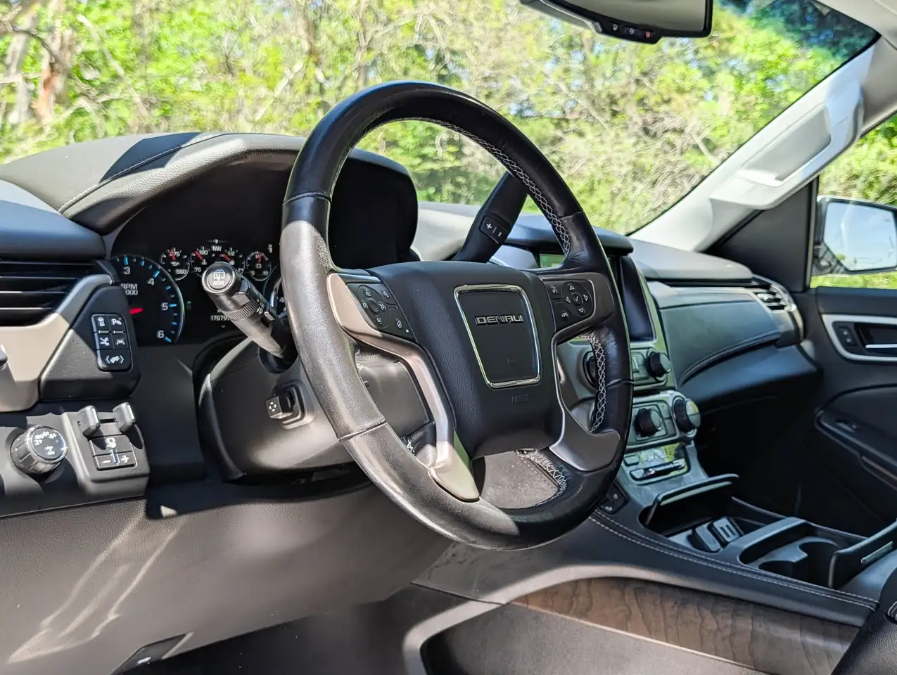 GMC Yukon снимка GMC Yukon