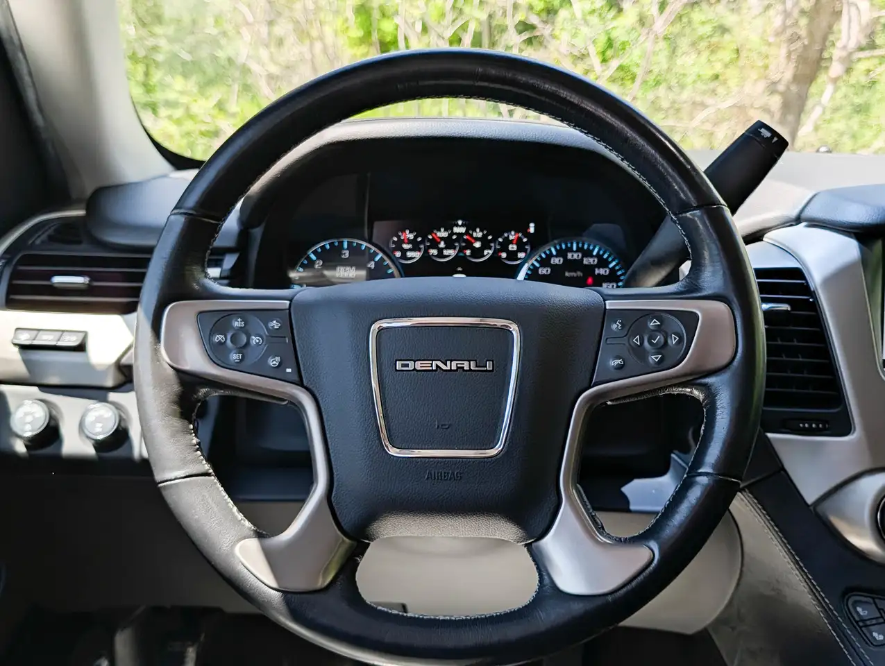 GMC Yukon снимка GMC Yukon