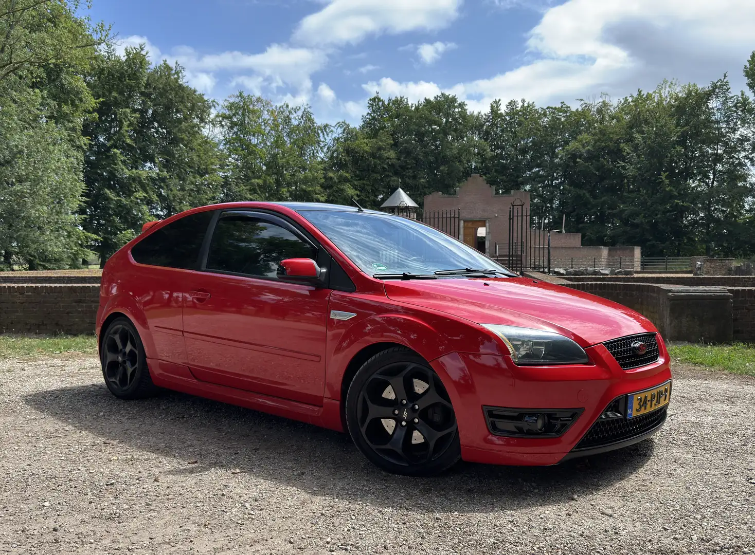 Ford Focus ST 2.5T 3D | Rood | 300PK / 500Nm | Puntgaaf Rood - 1