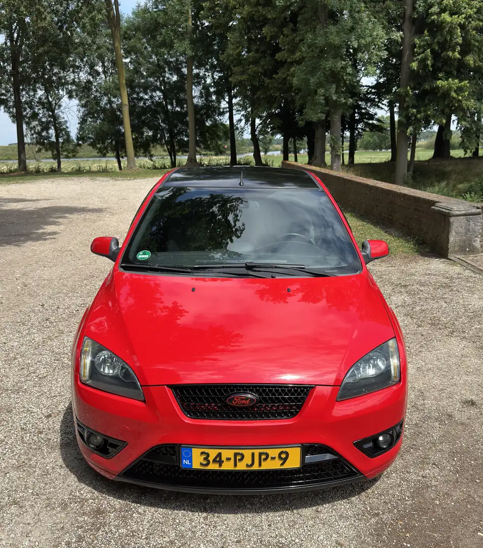 Ford Focus ST 2.5T 3D | Rood | 300PK / 500Nm | Puntgaaf Rood - 2