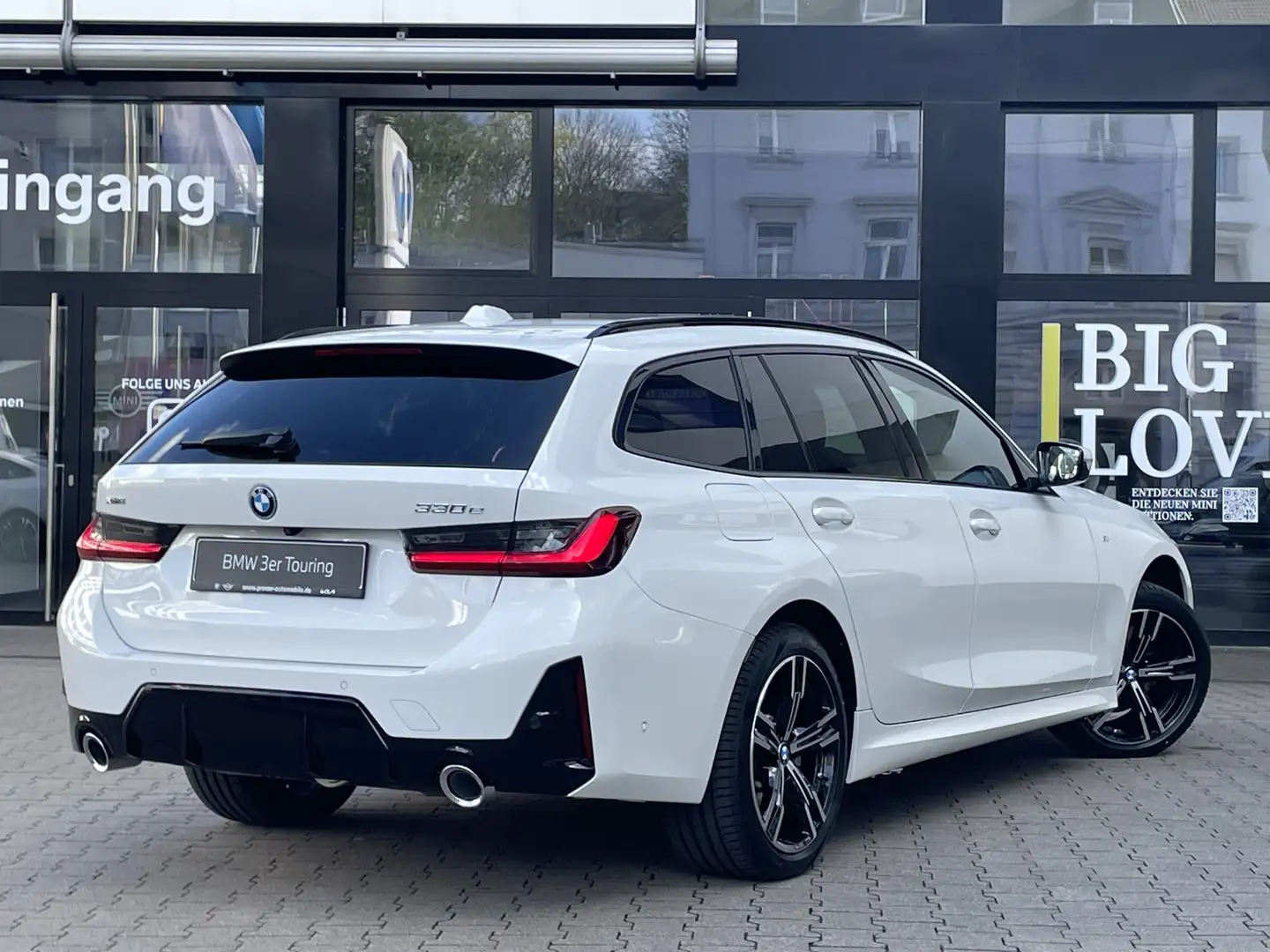 BMW 330 e xDrive Touring M Sport AHK DA PA+ HiFi 18" Weiß - 2