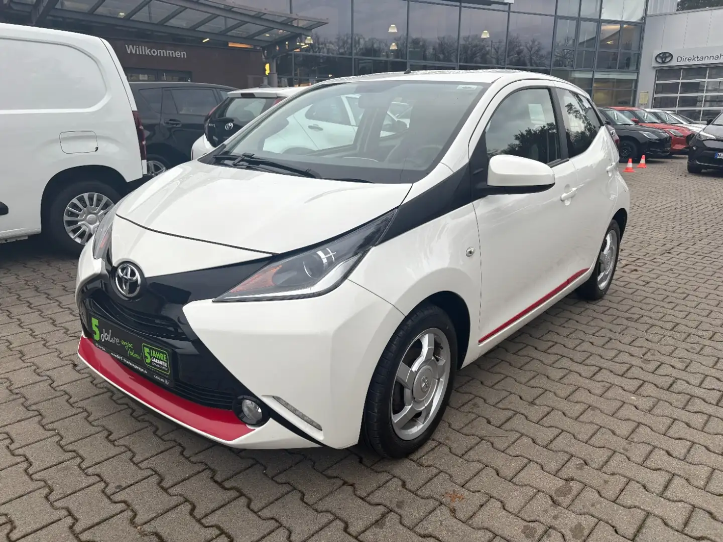Toyota Aygo 1.0 x-play touch Kamera, USB, BT, Radio, AUX Weiß - 2