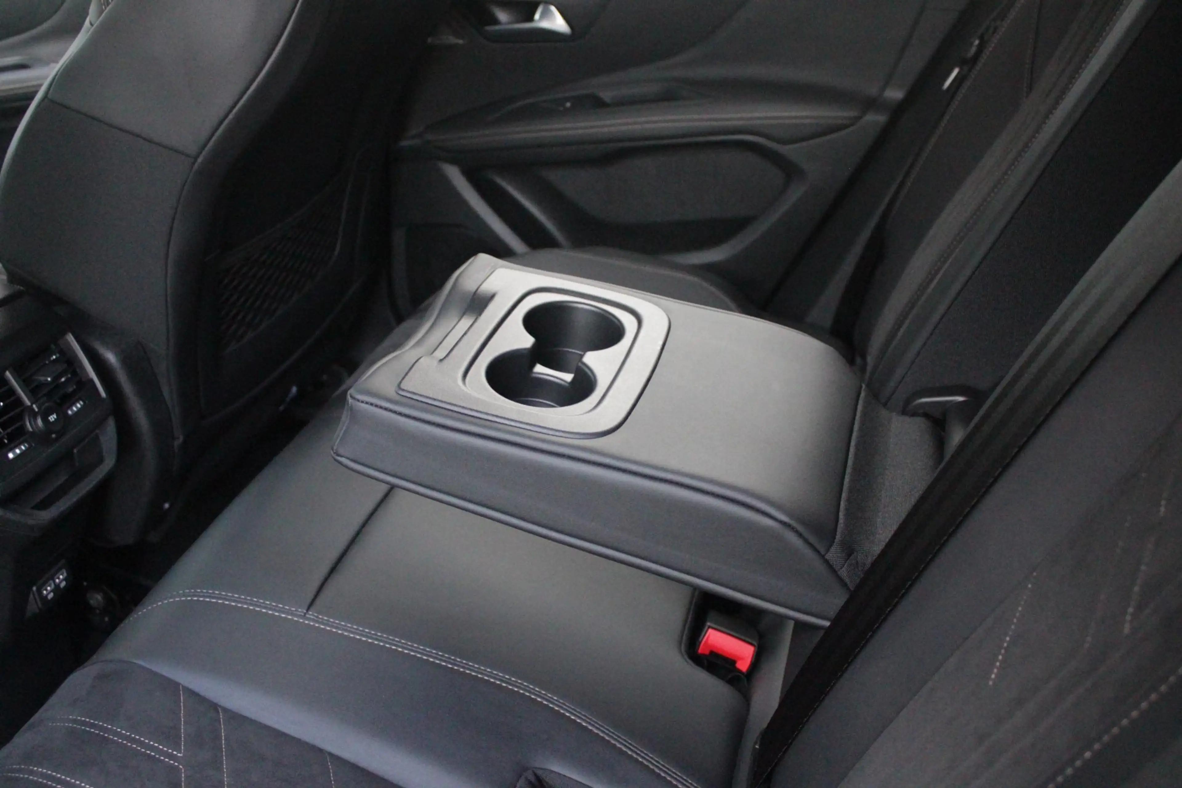 Peugeot 3008 1.6 HYbrid 225PK GT PACK BUSINESS BLACK PACK | AFN — photo 29