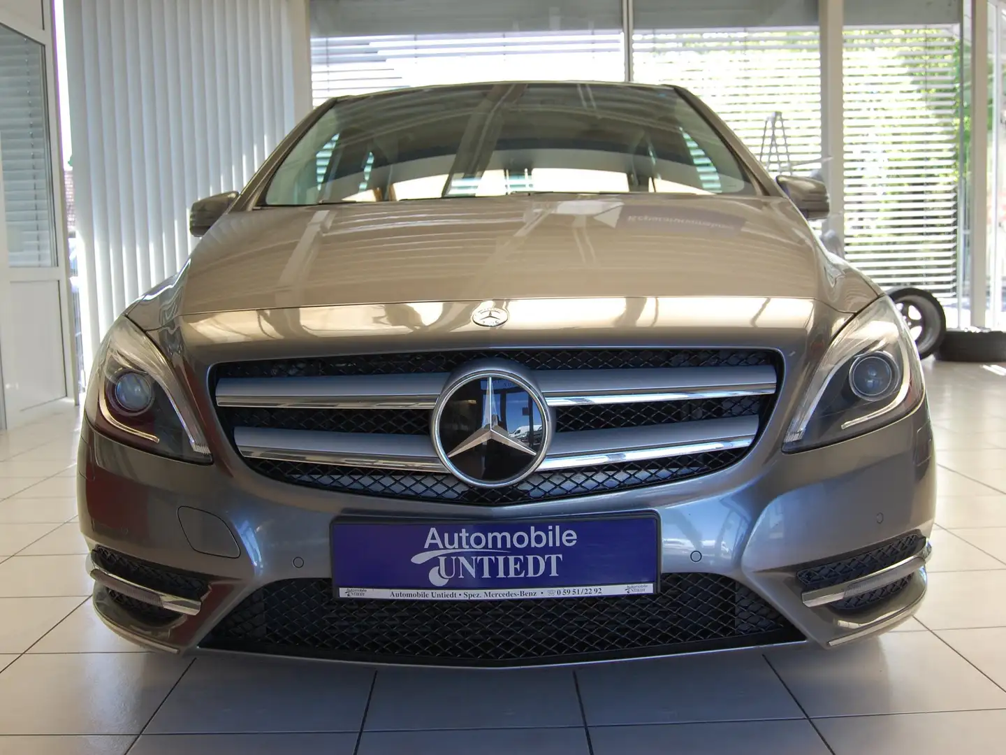 Mercedes-Benz B 180 CDI Sport-Paket Kamera AHK. Navi Xenon Grau - 2