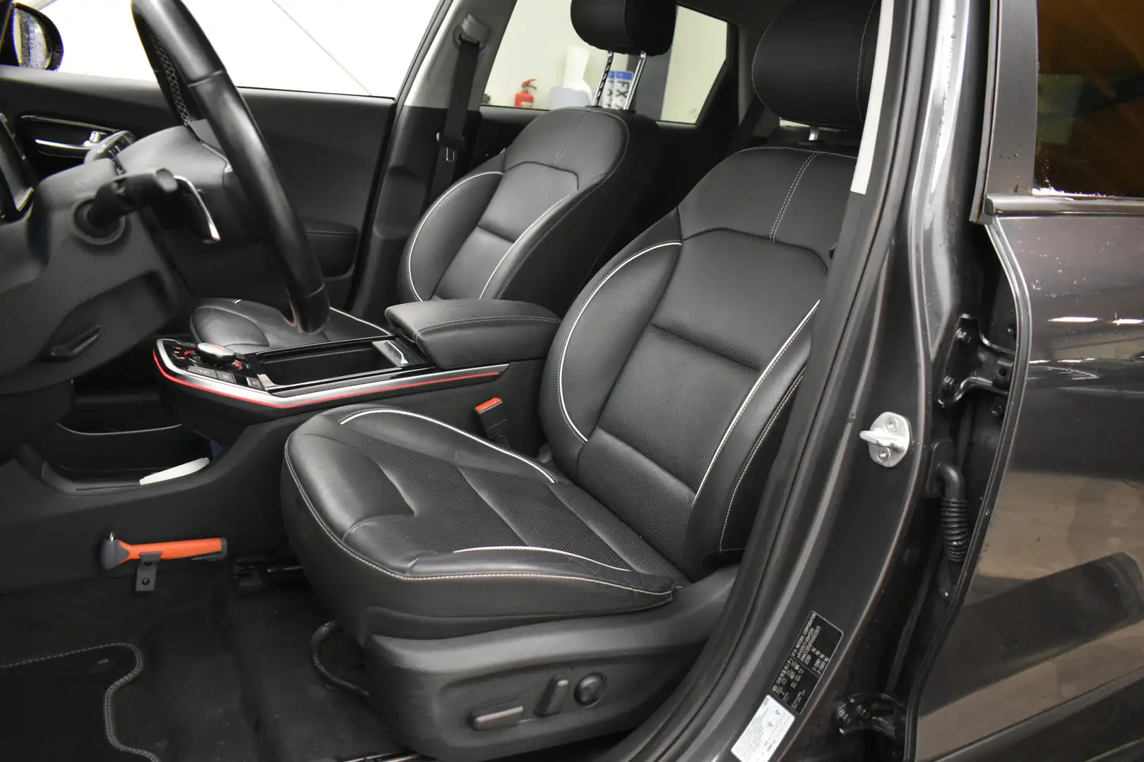 Kia e-Niro ExecutiveLine 64 kWh 455 Km Vol leder JBL Camera D Grijs - 2
