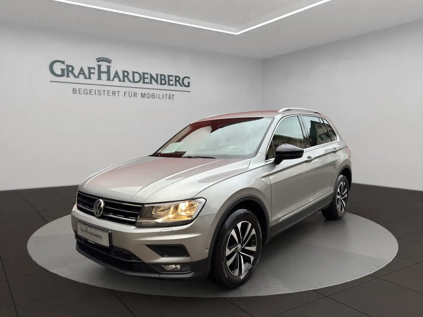 Volkswagen Tiguan IQ.Drive TDI DSG Navi AHK Rückfahrkamera Silber - 1