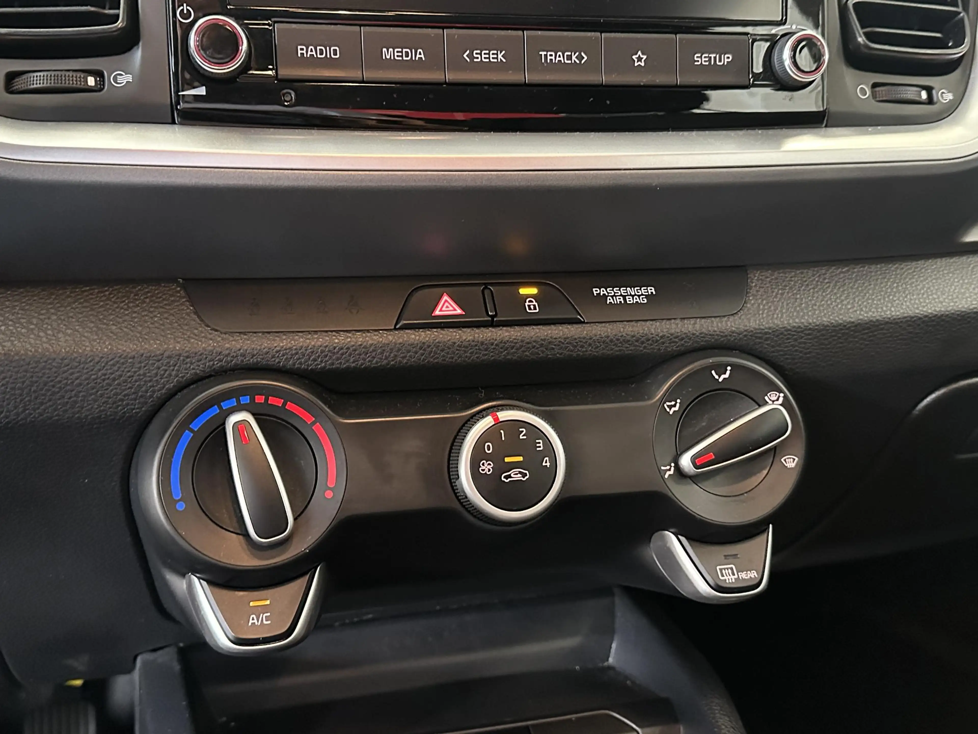 Kia Stonic 1.0 T-GDi MHEV DynamicLine — photo 15