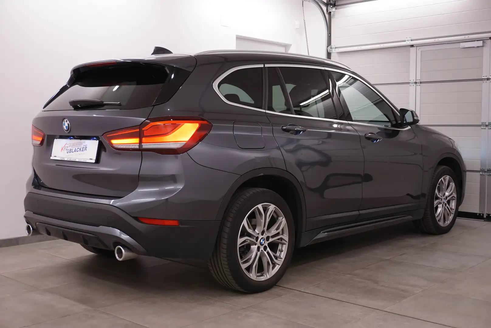 BMW X1 sDrive 18 d Sport Line // Panoramadach // Grau - 2