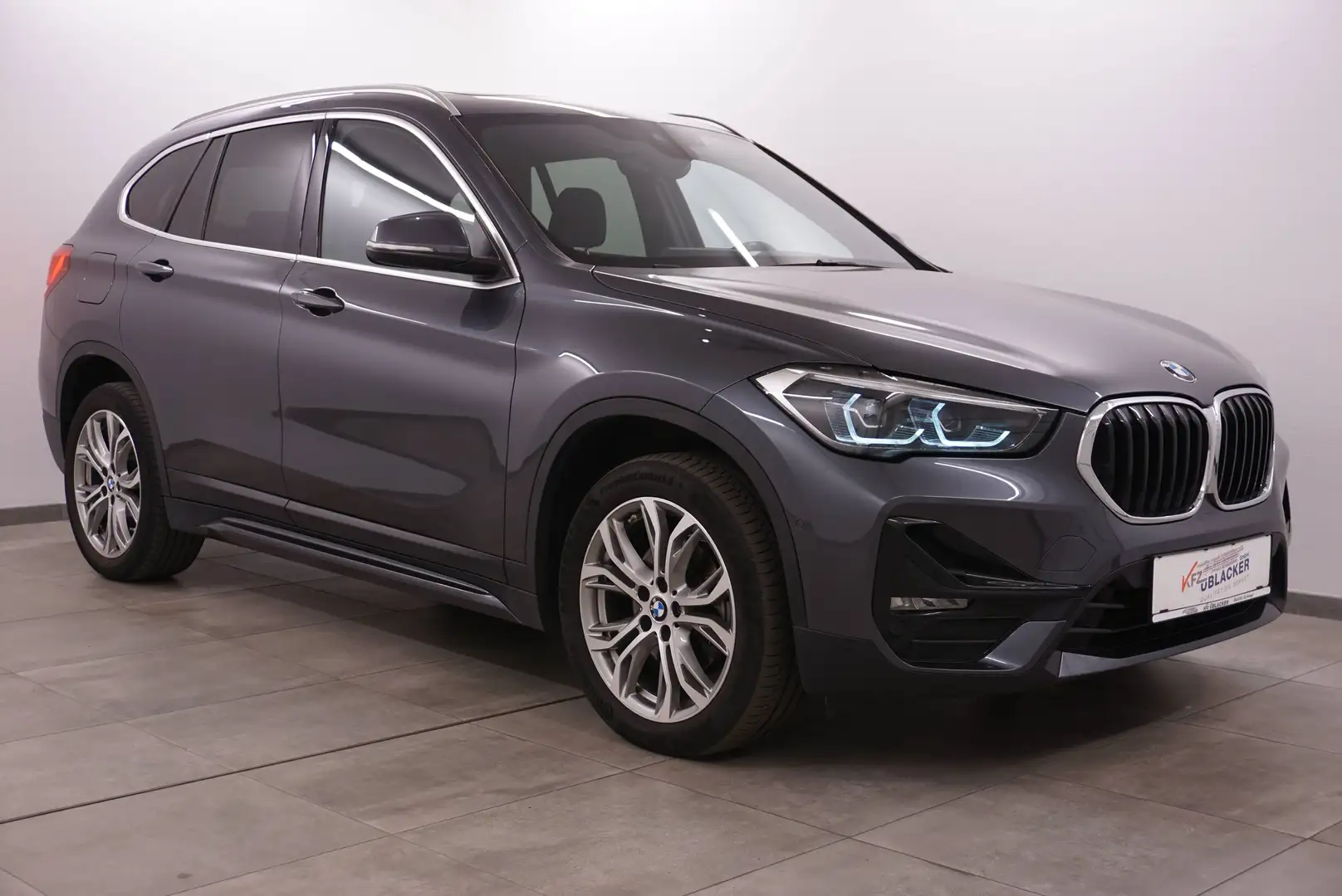 BMW X1 sDrive 18 d Sport Line // Panoramadach // Grau - 1