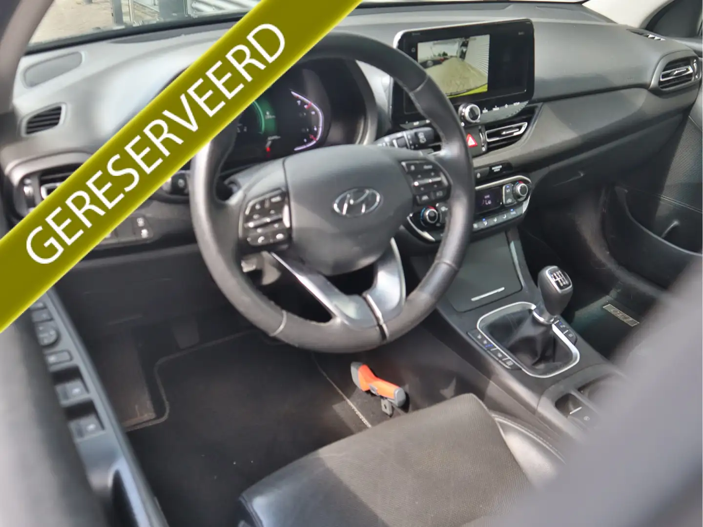 Hyundai i30 1.5 T-GDi MHEV Premium | Leder | Camera | Cruise C Zwart - 2