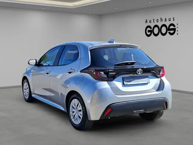 Toyota Yaris view 3