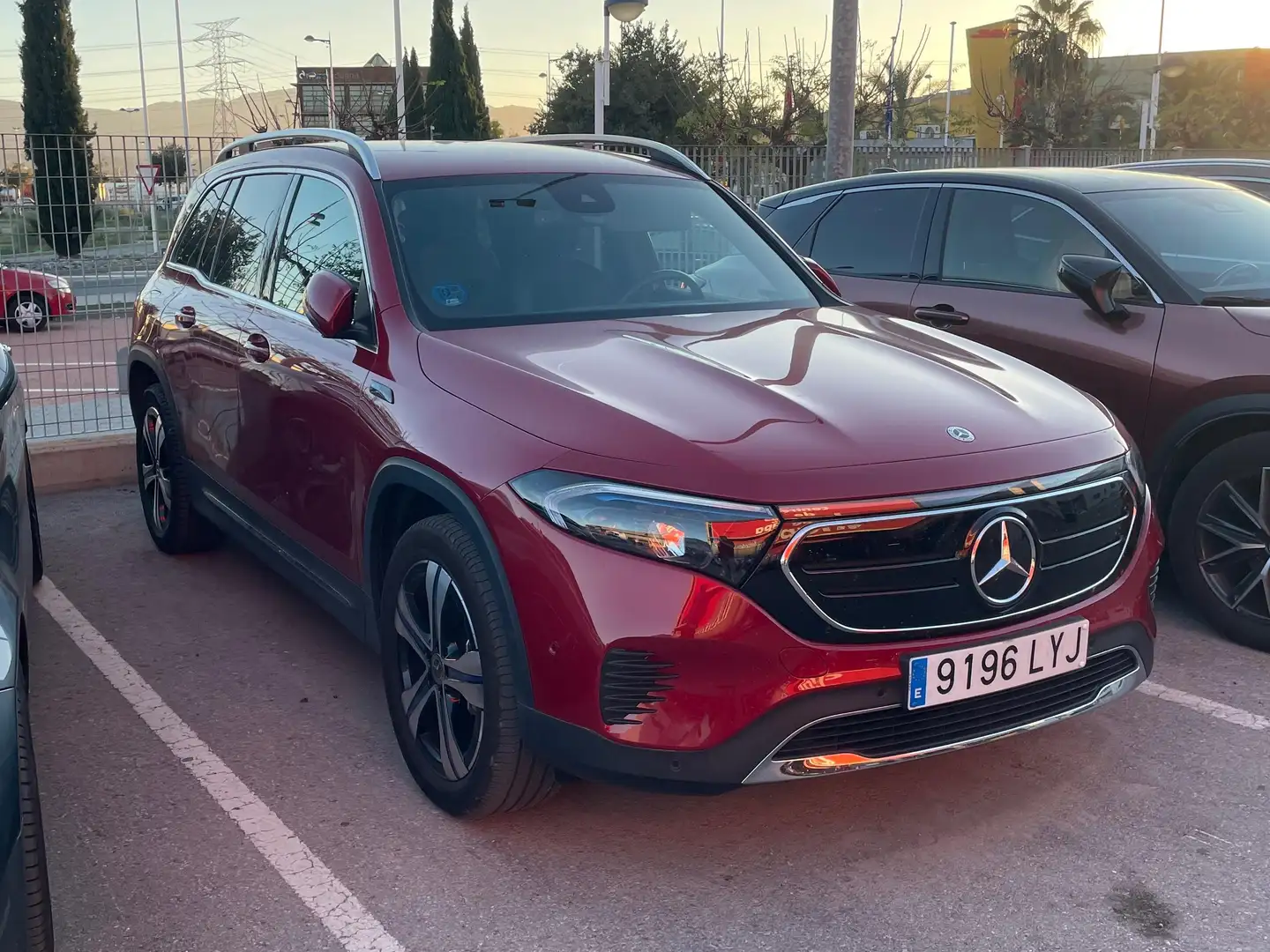 Mercedes-Benz EQB 250 Rojo - 2