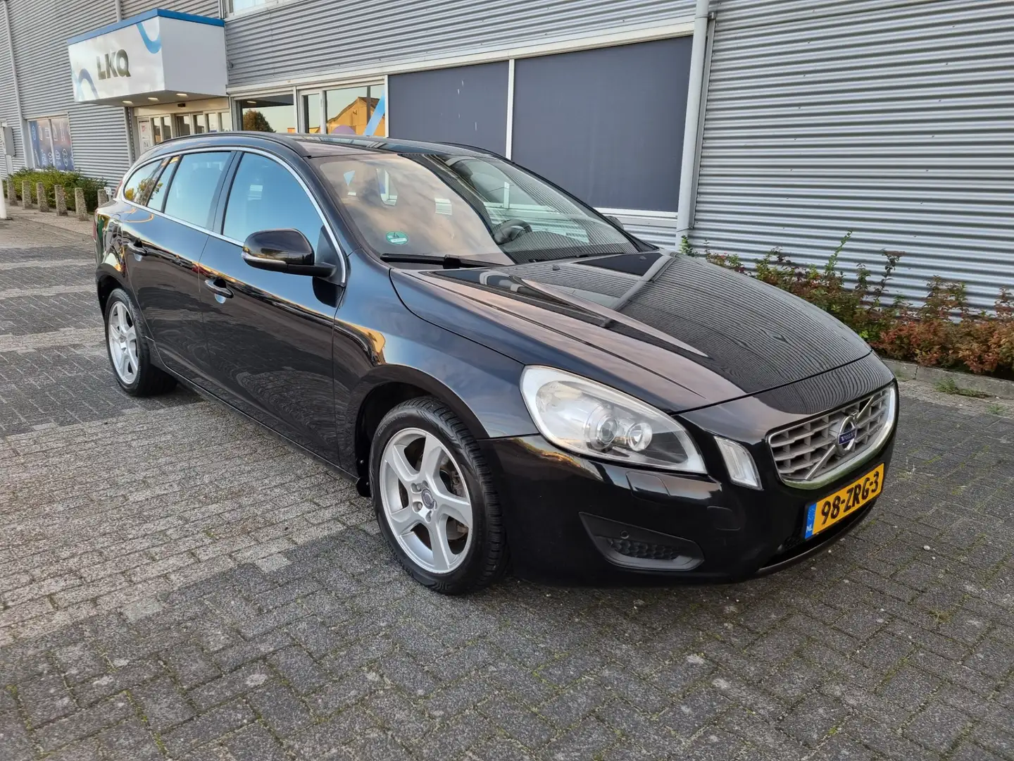 Volvo V60 1.6 T4 Summum Automaat 180pk Bj:2012 Zwart - 2