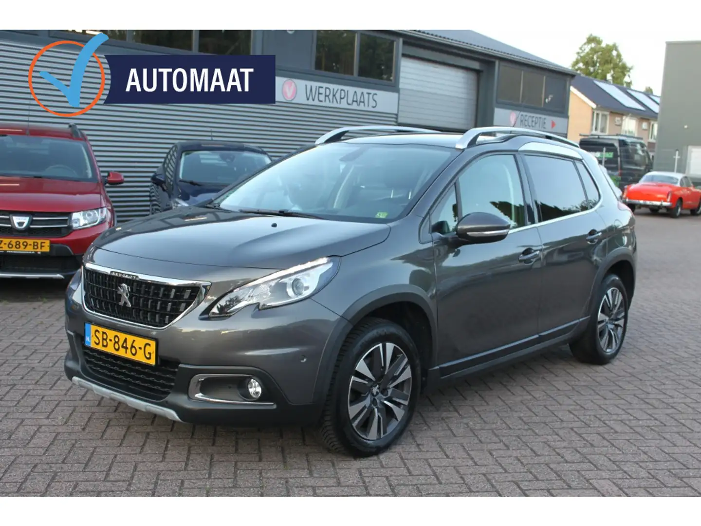 Peugeot 2008 1.2 PureTech Allure, automaat, navigatie. Grijs - 1