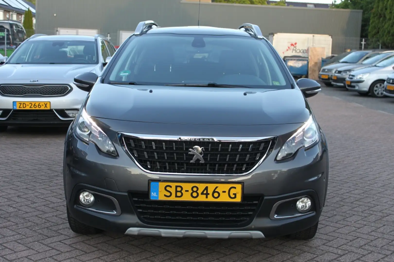 Peugeot 2008 1.2 PureTech Allure, automaat, navigatie. Grijs - 2