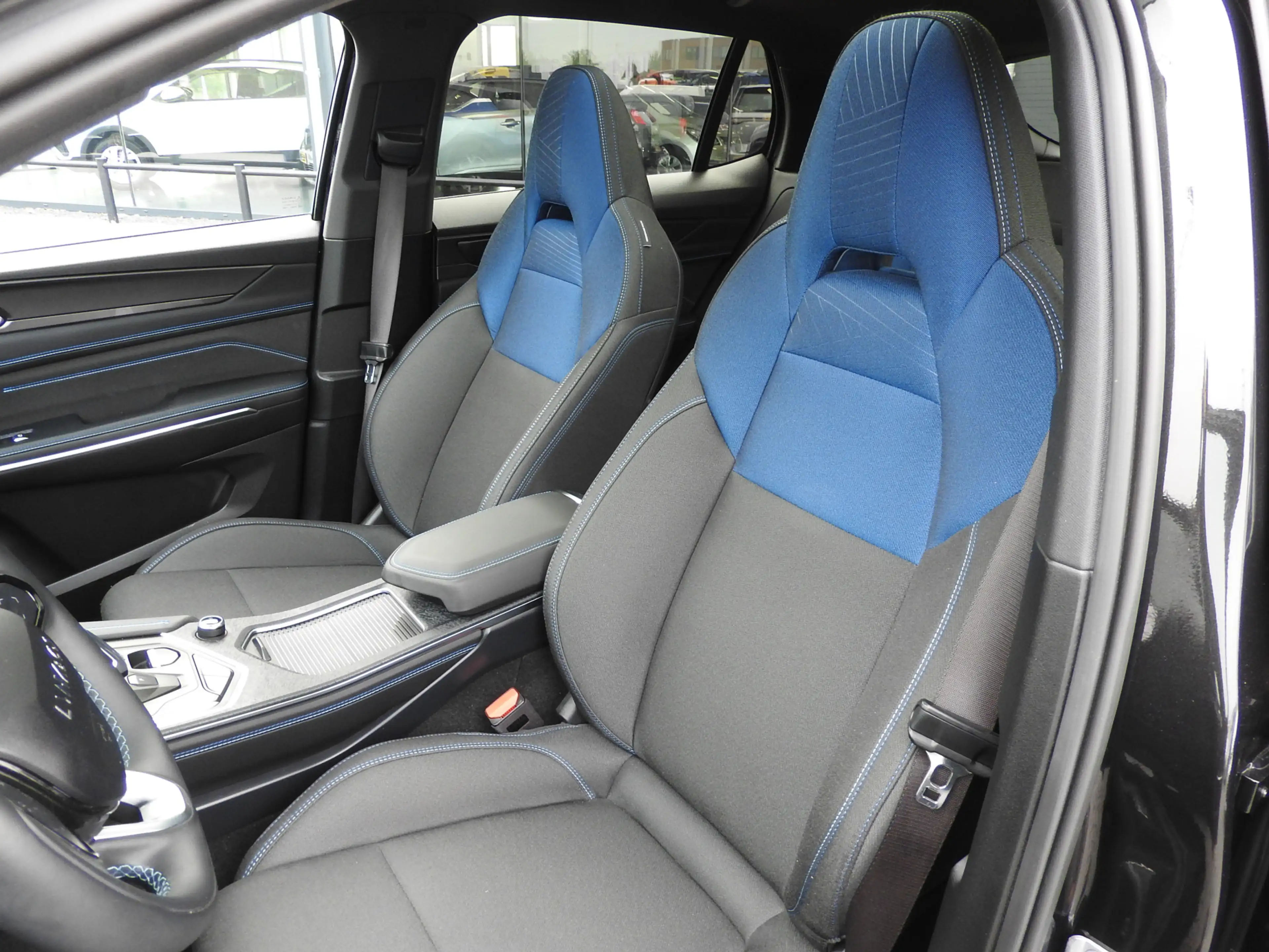 Lynk & Co 01 1.5 PHEV Panoramadak, 360 Camera, Stoelverwarming — photo 10