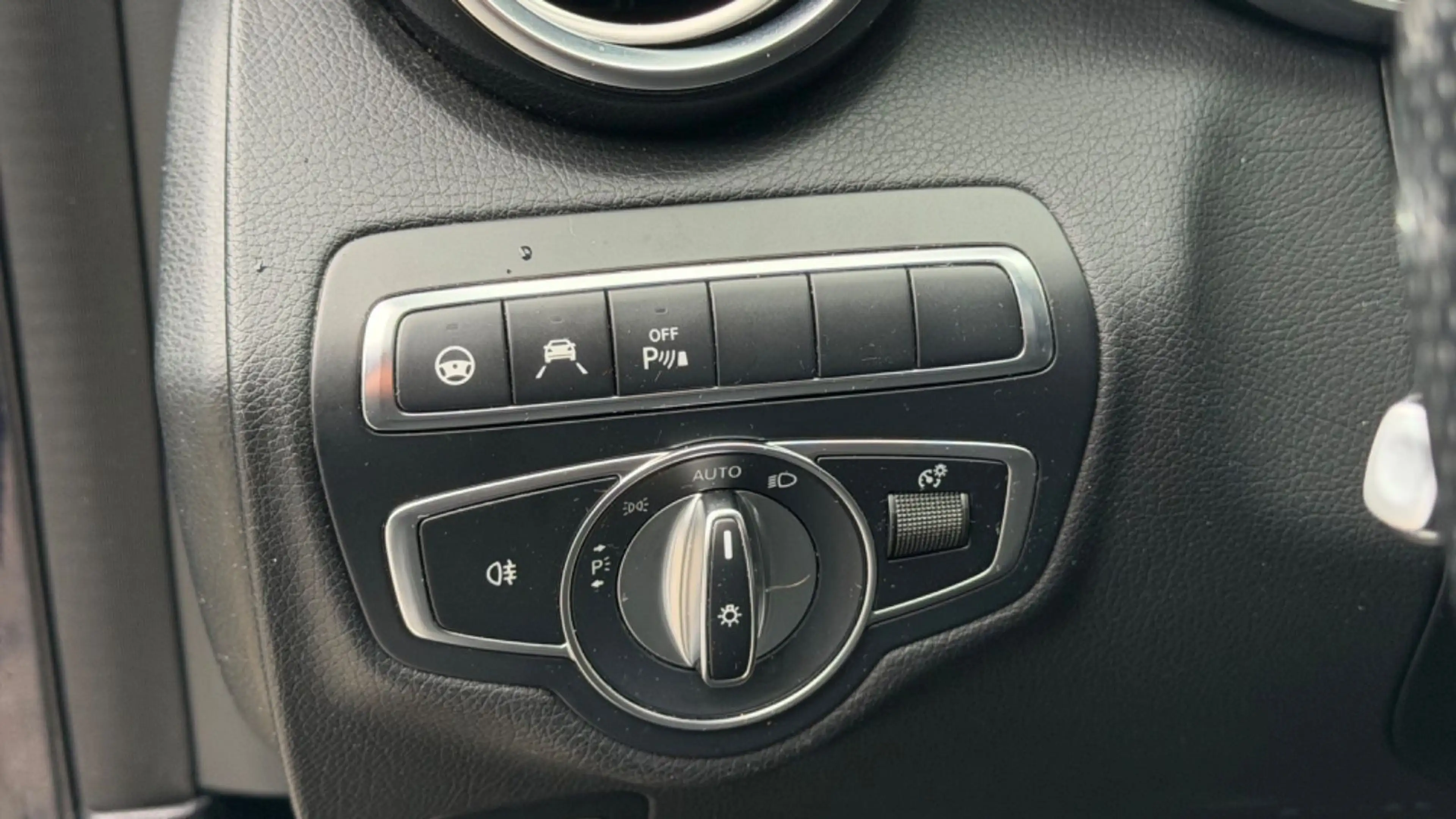 Mercedes-Benz C 220 d 4Matic AMG Line+LEDER+NAVI+CAM+AHK+LED — photo 14