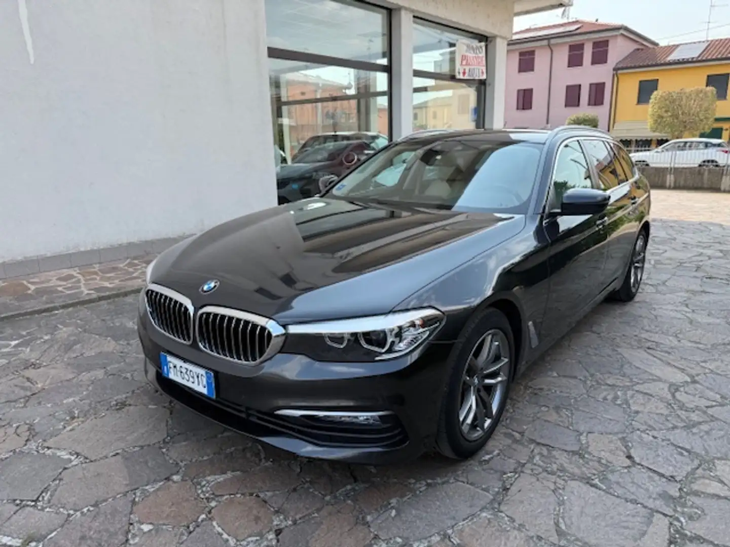 BMW 520 520d Touring Luxury auto Zwart - 1