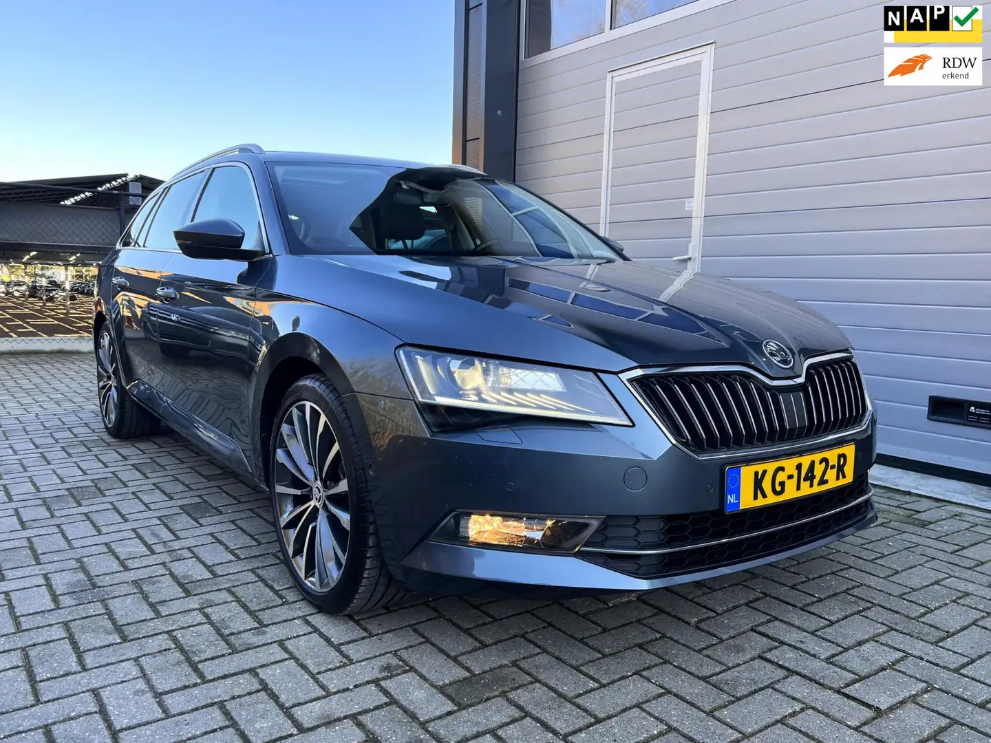 Skoda Superb Combi 1.6 TDI Style Business - Schuif-/Kanteldak - Gris - 1
