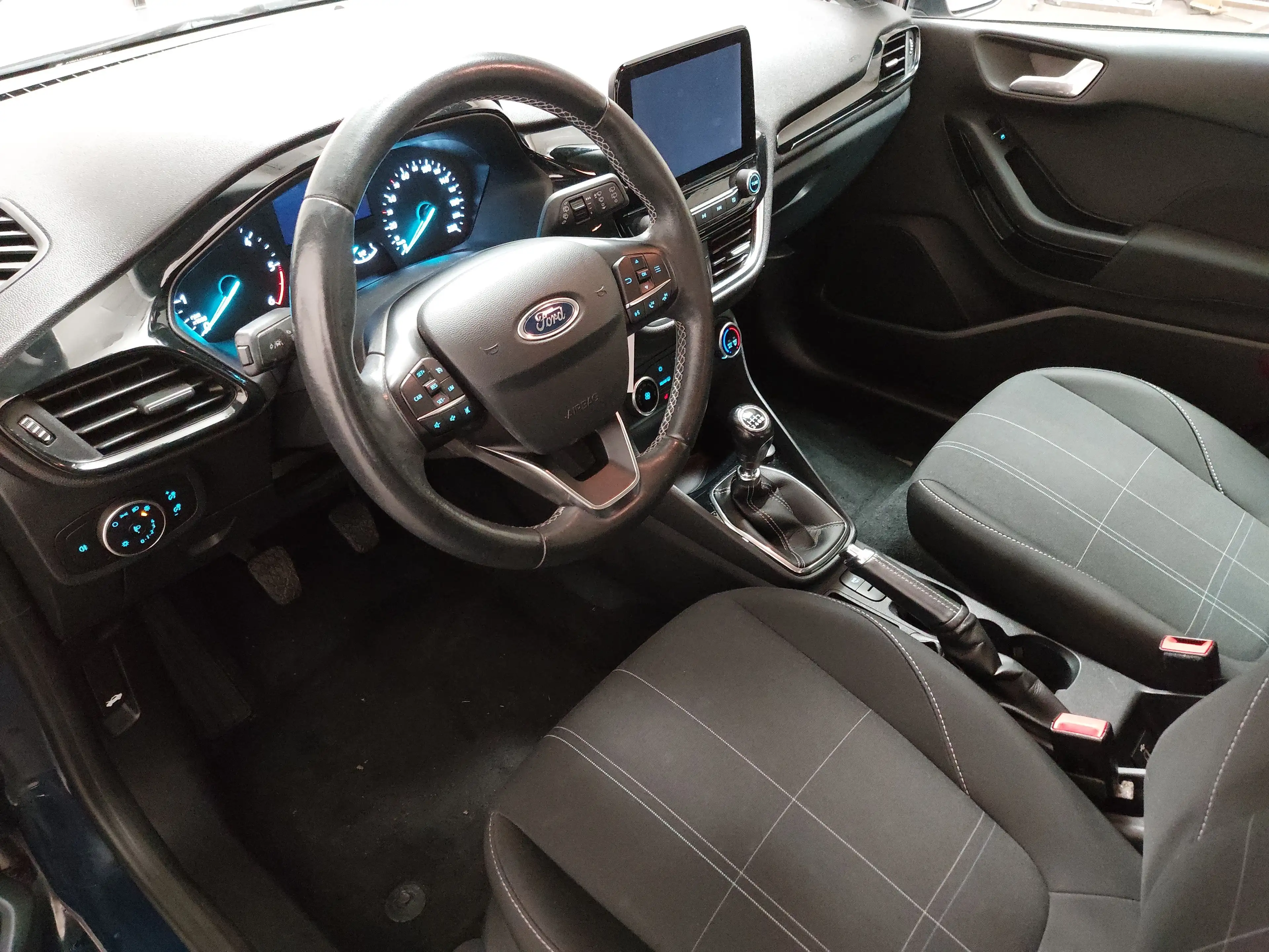 Ford Fiesta 1.5 EB Trend SHZ PDC — photo 6