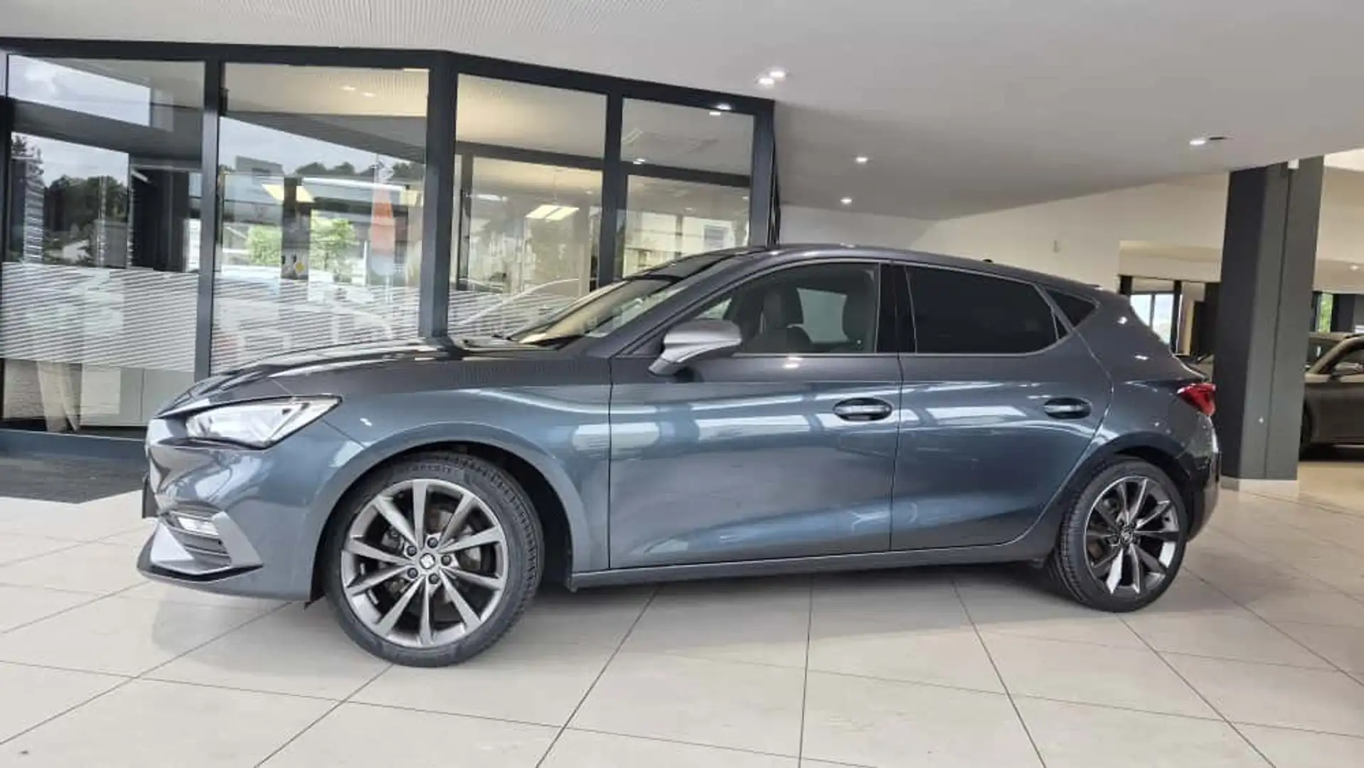 SEAT Leon 1.5 eTSI DSG FR *ACC*Navi*Sitzheizung* Grau - 2