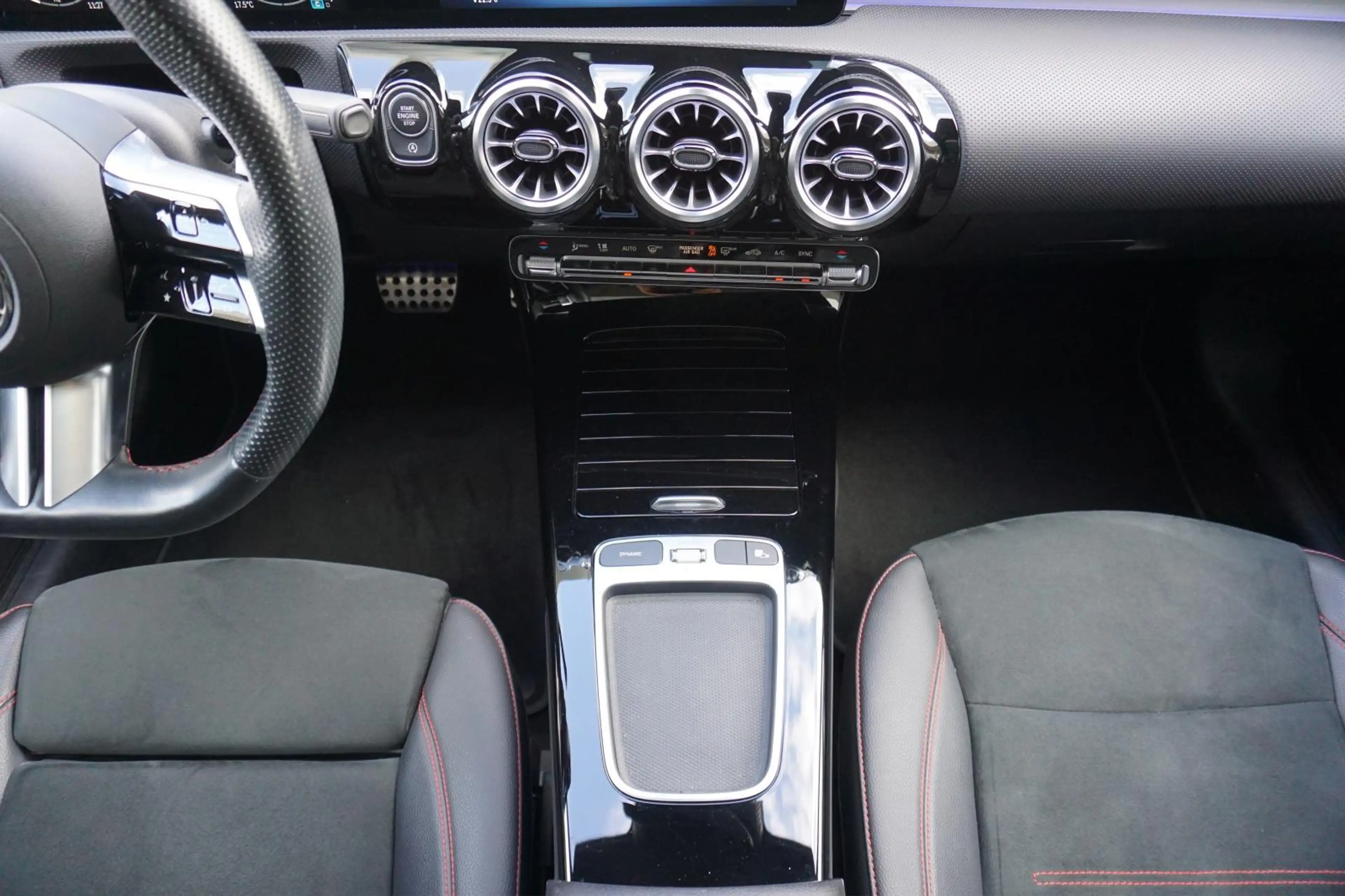 Mercedes-Benz A 180 AMG Line | Panorama | 19 inch | Keyless | Augmente — photo 15