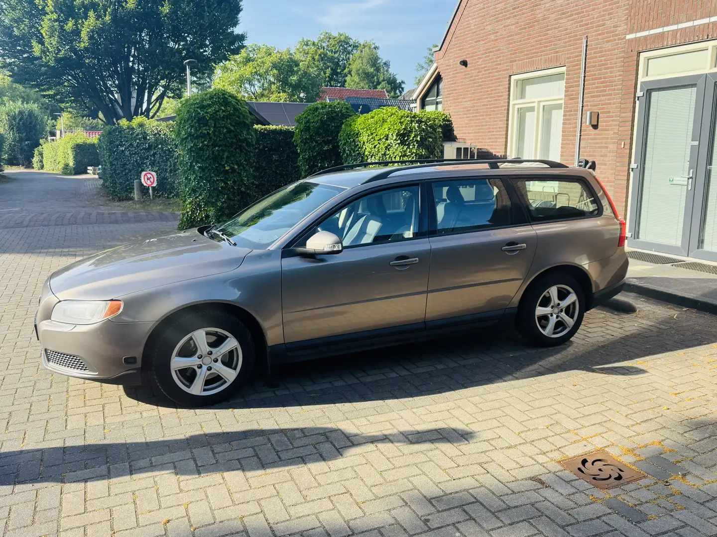 Volvo V70 2.0 F Kinetic Grijs - 1