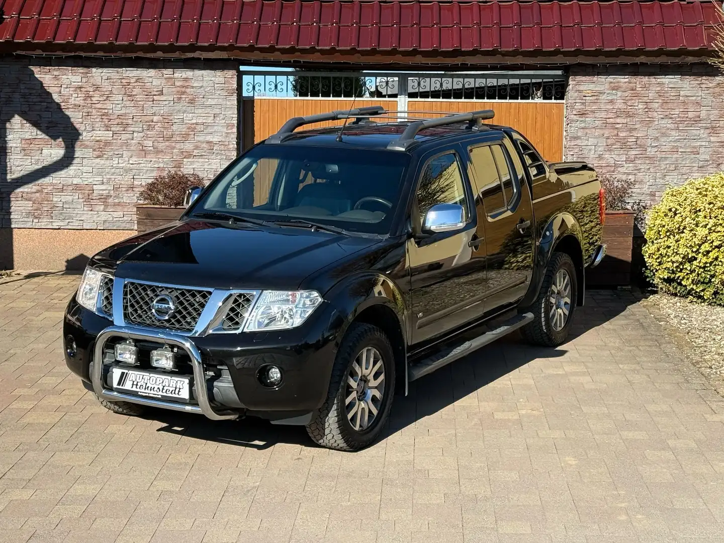 Nissan Navara Double Cab LE V6 4X4*1.Hand*TÜV neu*Scheckheft* Fekete - 1