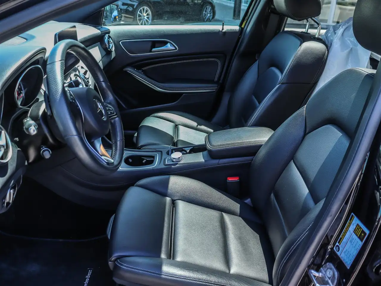 Mercedes-Benz GLA снимка Mercedes-Benz GLA