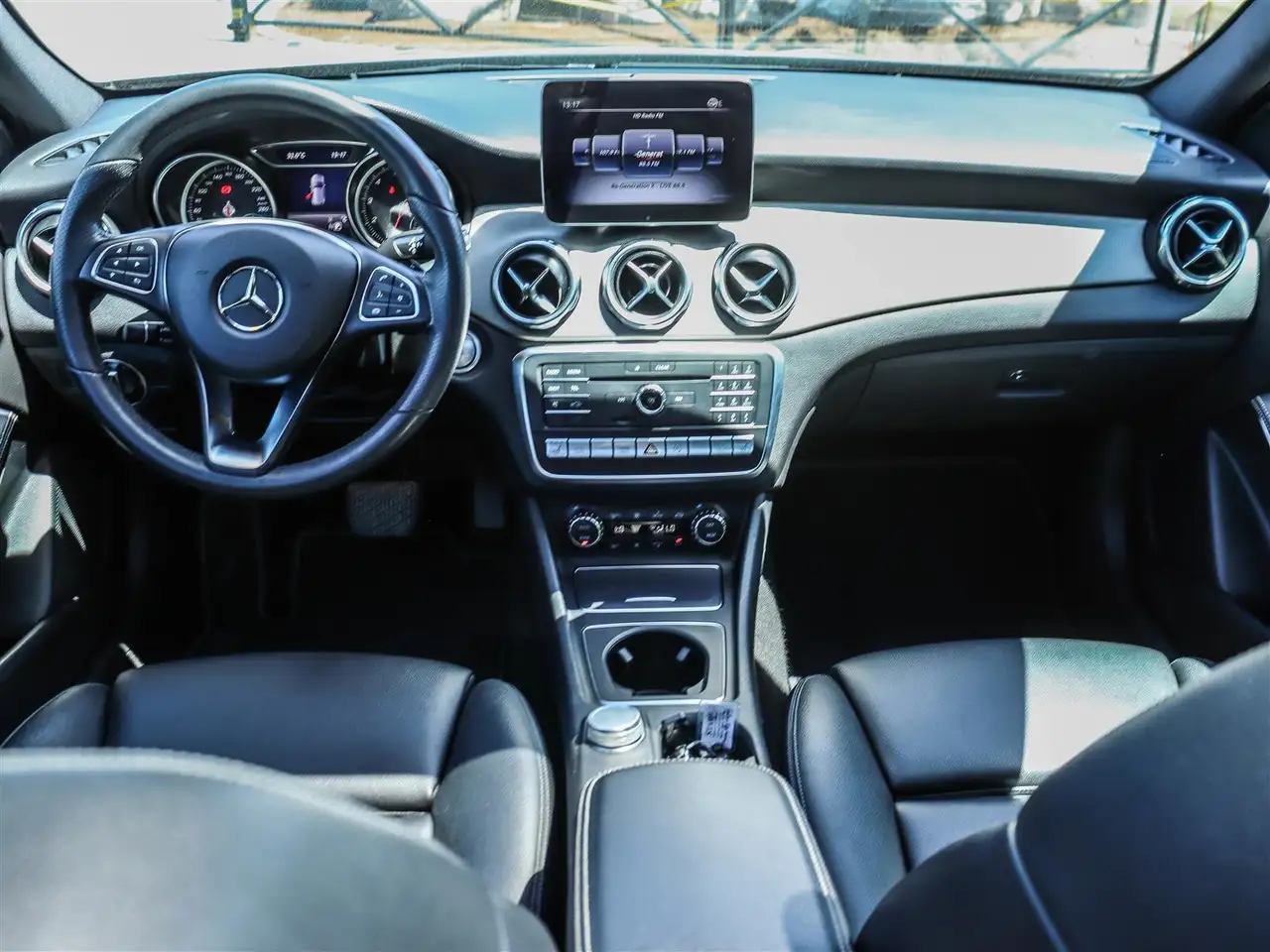 Mercedes-Benz GLA снимка Mercedes-Benz GLA
