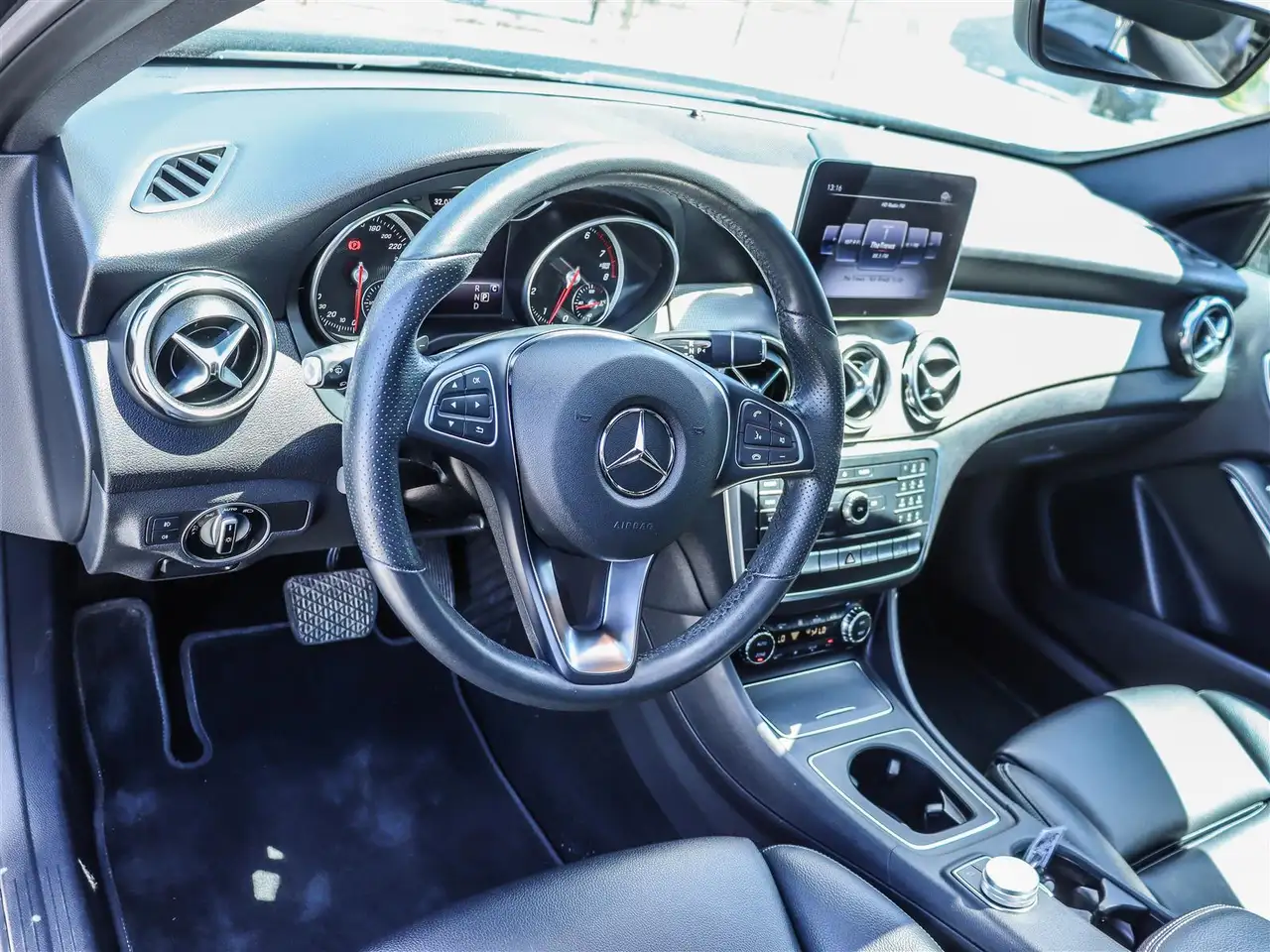 Mercedes-Benz GLA снимка Mercedes-Benz GLA