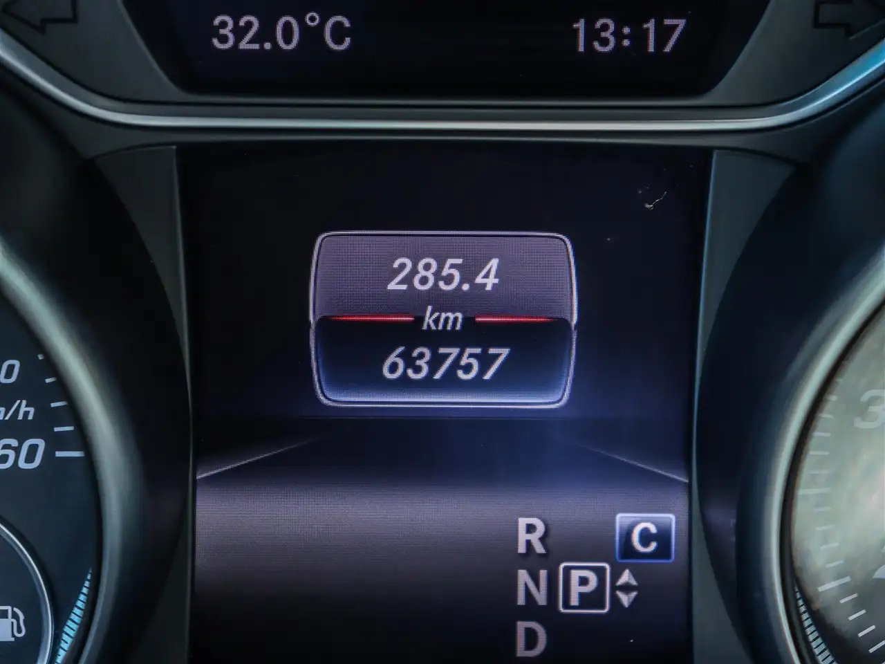Mercedes-Benz GLA снимка Mercedes-Benz GLA