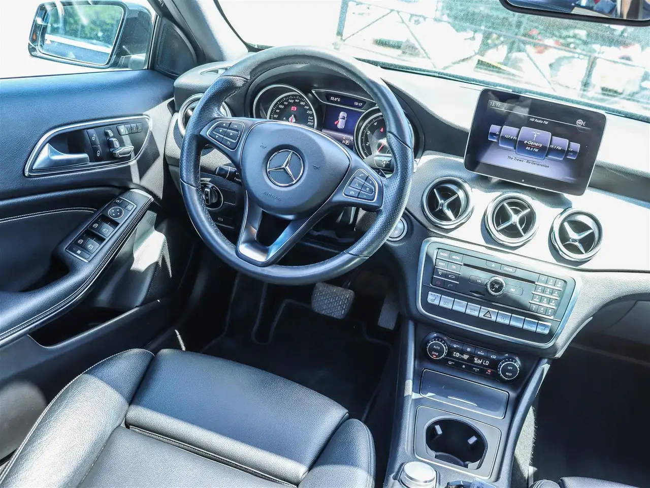 Mercedes-Benz GLA снимка Mercedes-Benz GLA