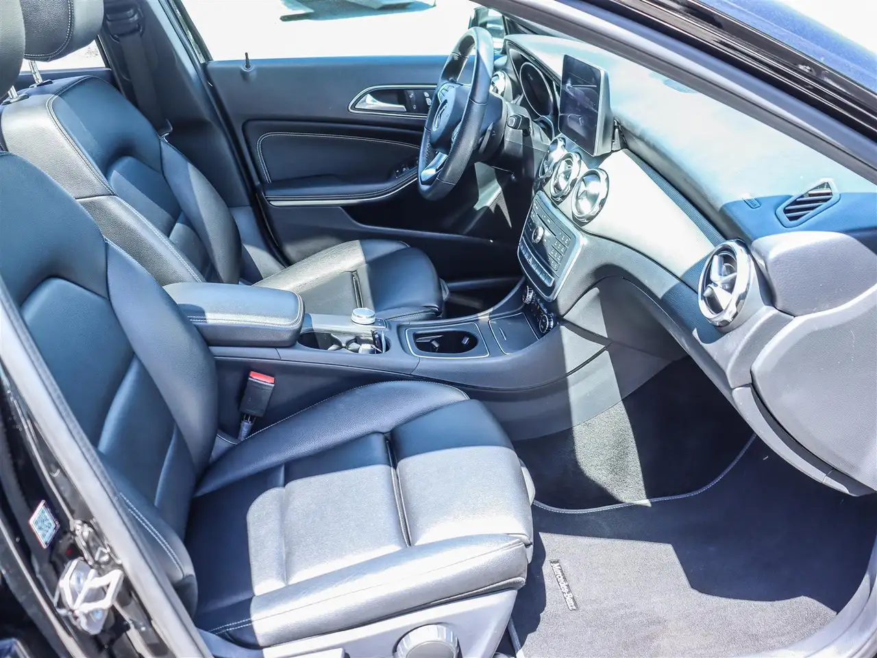 Mercedes-Benz GLA снимка Mercedes-Benz GLA