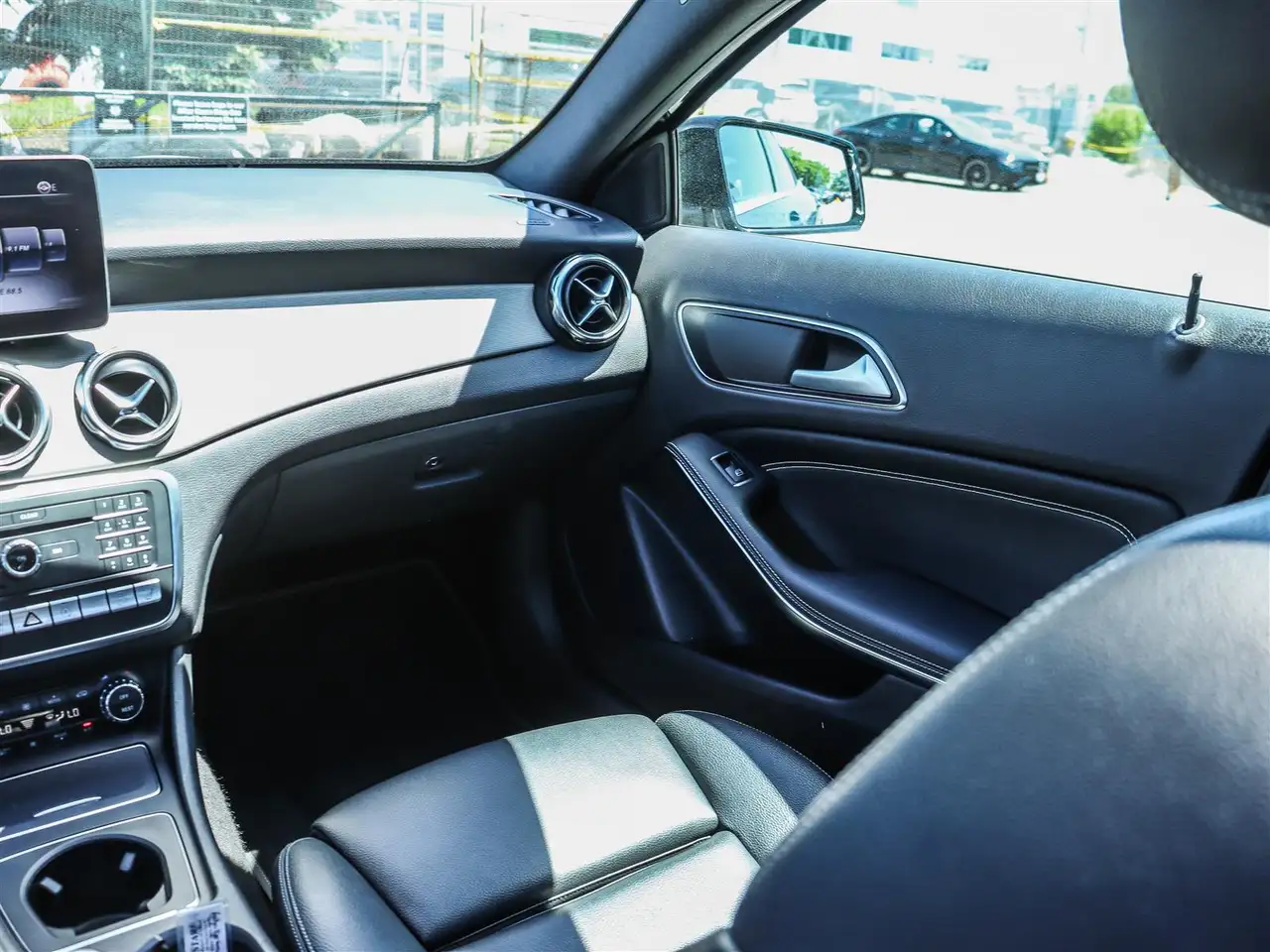 Mercedes-Benz GLA снимка Mercedes-Benz GLA